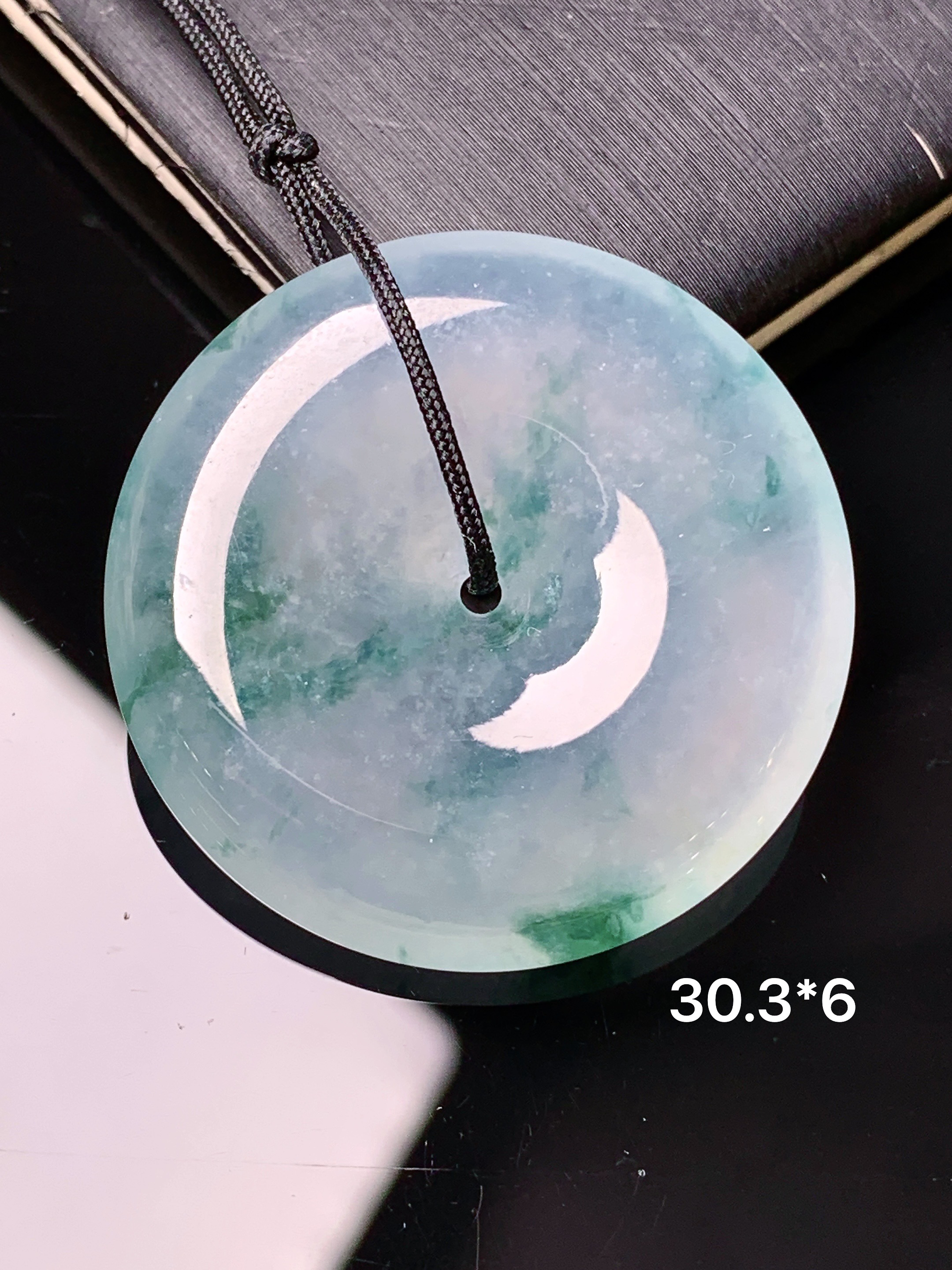 飘绿平安扣吊坠 玉质细腻 色泽艳丽清新 水润亮眼 整体尺寸30.3*6 j3