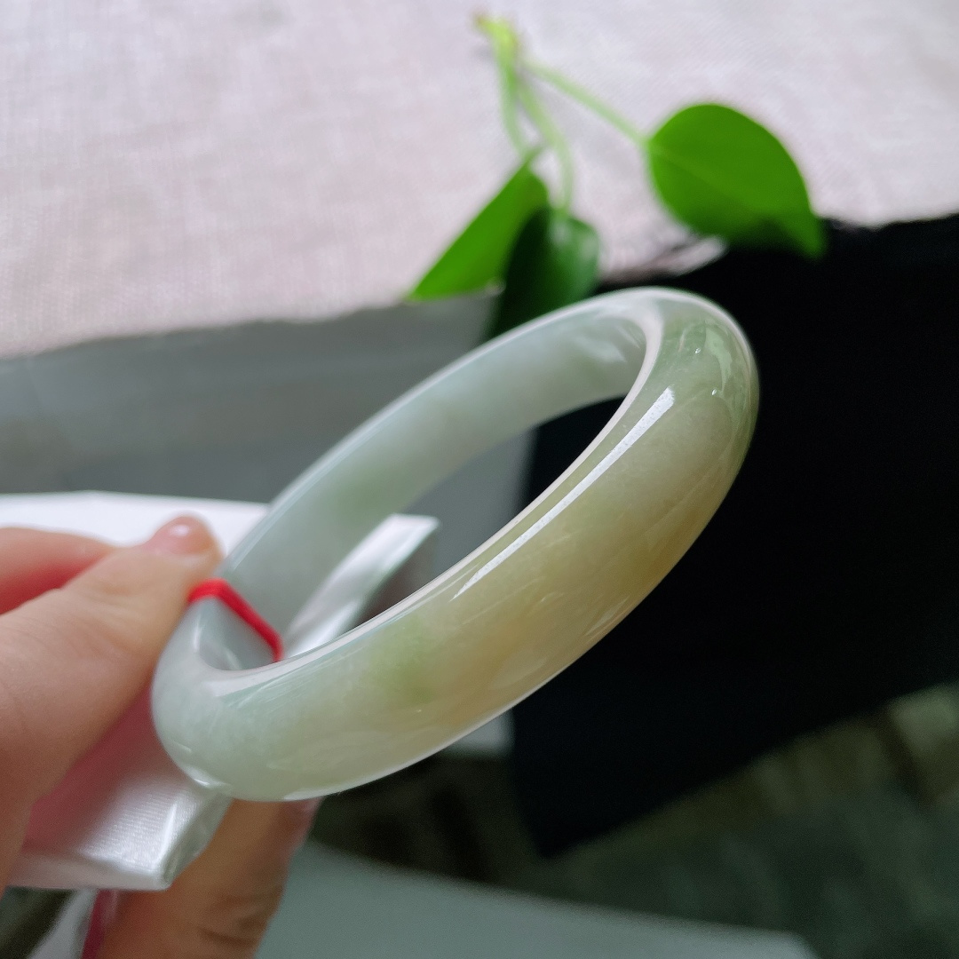 57.8/12.4/8.6，黄翡正圈，无裂，糯冰底色清润干净，一段蜜糖黄翡俏色，冷暖相融，别具中式美感。ss59669a