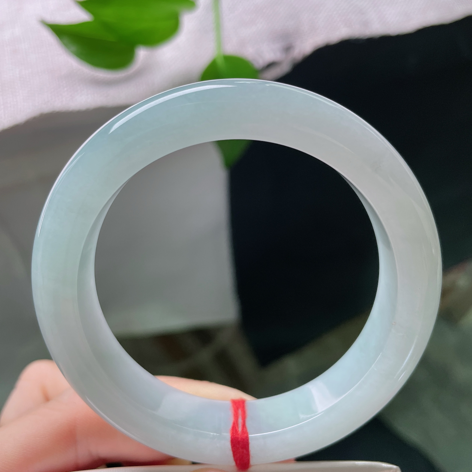 55.8/12.7/9.4，蓝底正圈，完美，润蓝晴底色清逸澄澈，玉质细腻莹亮，似薄雾映寒湖，腕间流淌清冷温柔气韵，ss59505a
