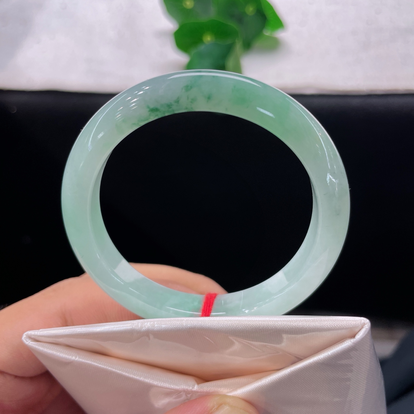 天然翡翠手镯 圈口50.8/9.3/7.2，果绿飘花正圈，50/51可戴。一腕清风，满圈灵动飘绿。微