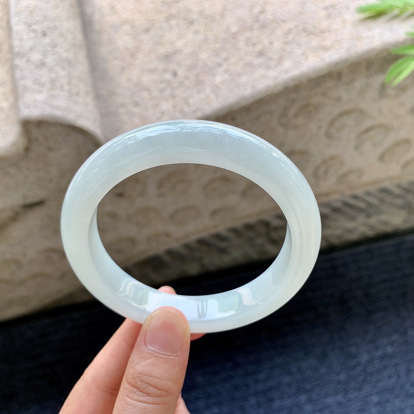 正圈59 60 圈口60.9/12.8/9.3 编码T1092308 细糯底色，水润，种老，细腻，打灯有棉线