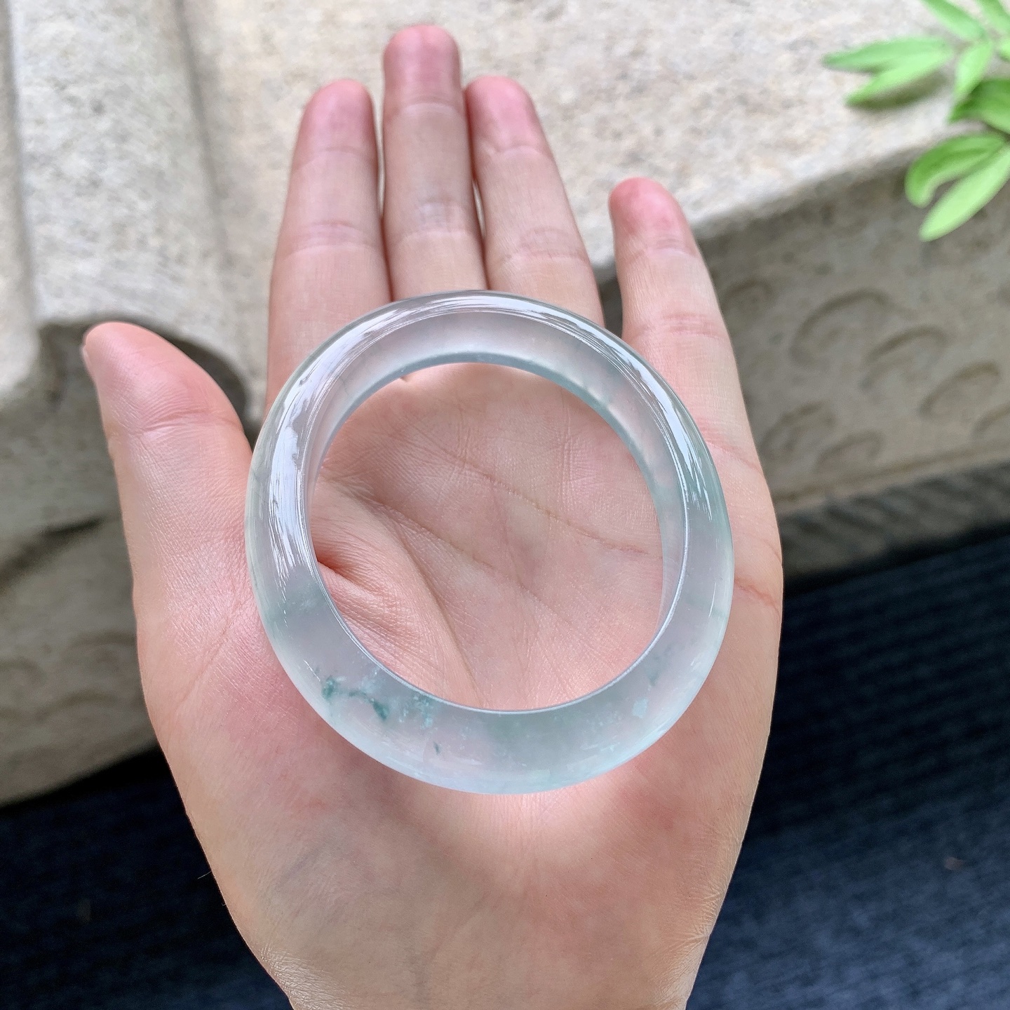 贵妃53 54 圈口54/45/10.5/7.8 编码N2092217 冰种飘花，起荧光，清透，水润，种老，细腻，打灯有微絮
