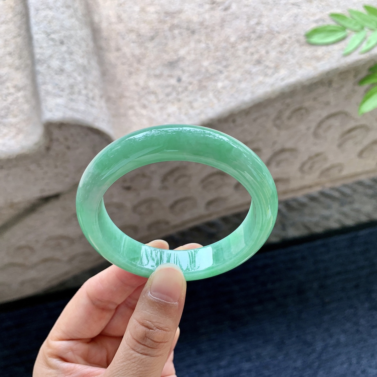 正圈51 52 圈口52.5/12.4/8 编码QX092491 满绿，水润，种老，细腻，打灯有絮线