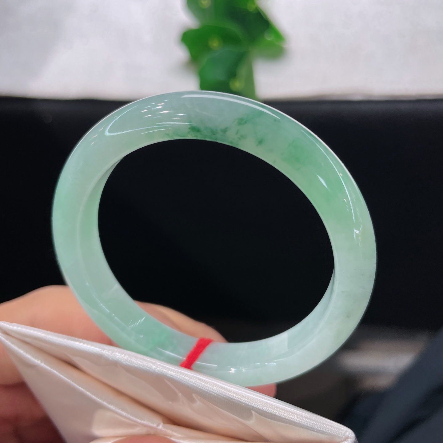 天然翡翠手镯 圈口50.8/9.3/7.2，果绿飘花正圈，50/51可戴。一腕清风，满圈灵动飘绿。微纹上手无视
