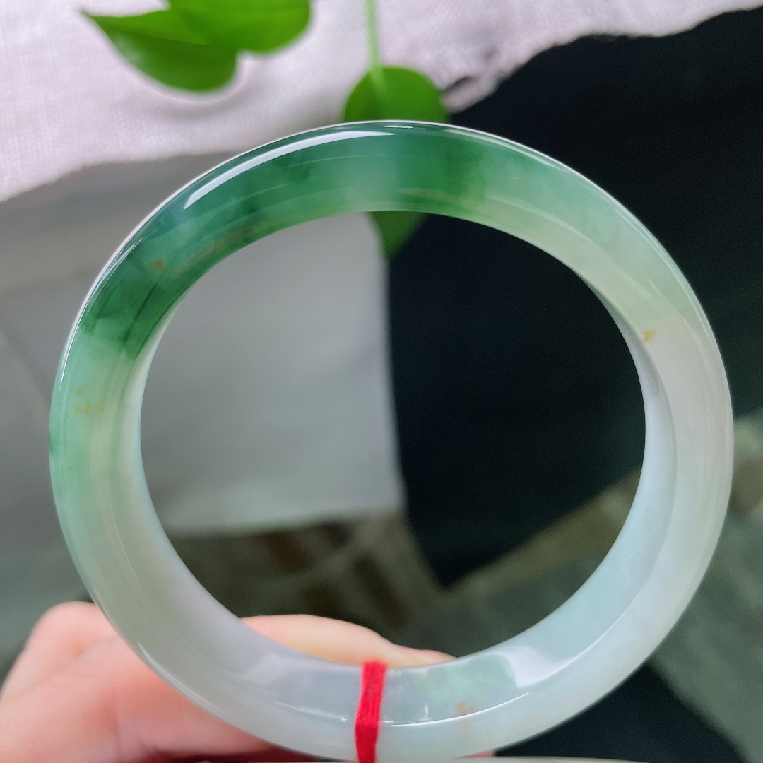 60/12.3/8.5，飘花正圈，一点小碎纹，半山含烟，半水映月，这枚半山水飘花手镯，玉底清润，飘花