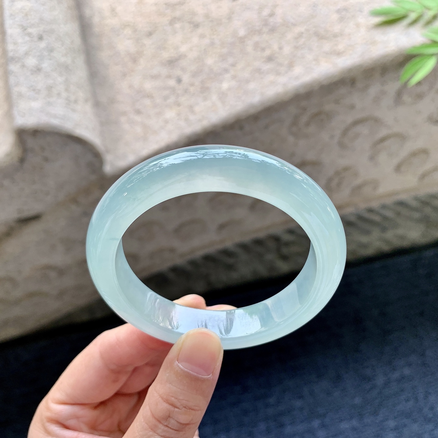 正圈52 53 圈口53/12.2/8.5 编码T3092349 冰糯晴绿，水润，种老，细腻，无裂