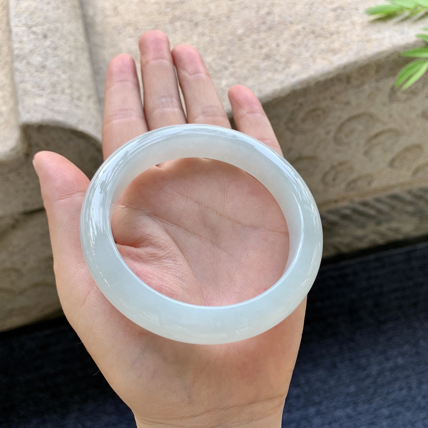 正圈59 60 圈口60.9/12.8/9.3 编码T1092308 细糯底色，水润，种老，细腻，打灯有棉线
