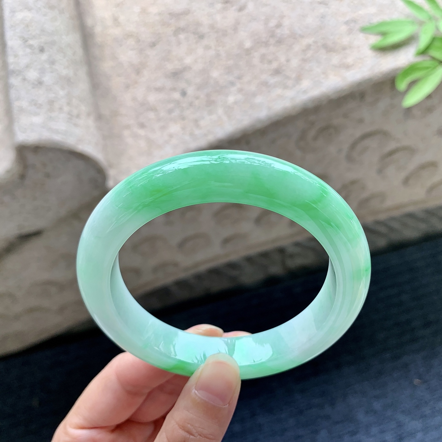 正圈59 60 圈口60/12.7/10 编码GJ092226 糯冰飘阳绿，水润，种老，细腻，无裂