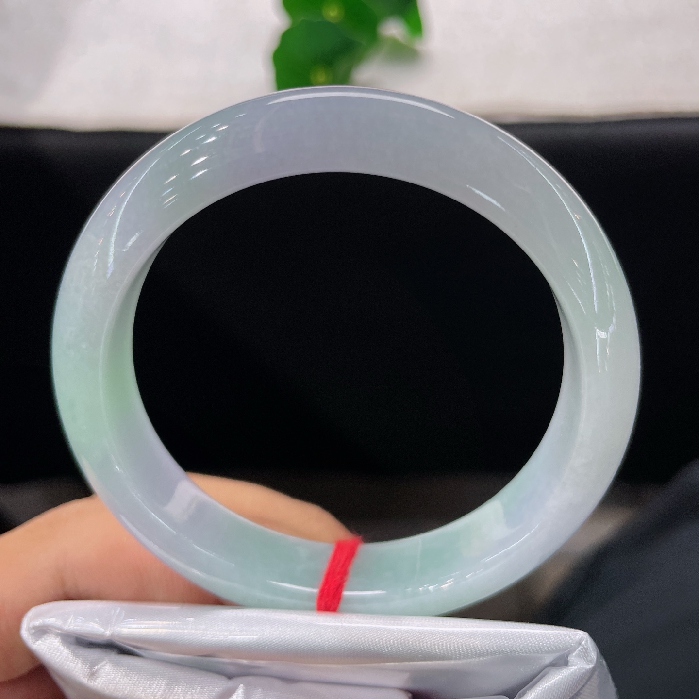 天然翡翠手镯 圈口56/12.2/7.2，春彩正圈，55/56可戴，半圈清翠半缕烟，无裂