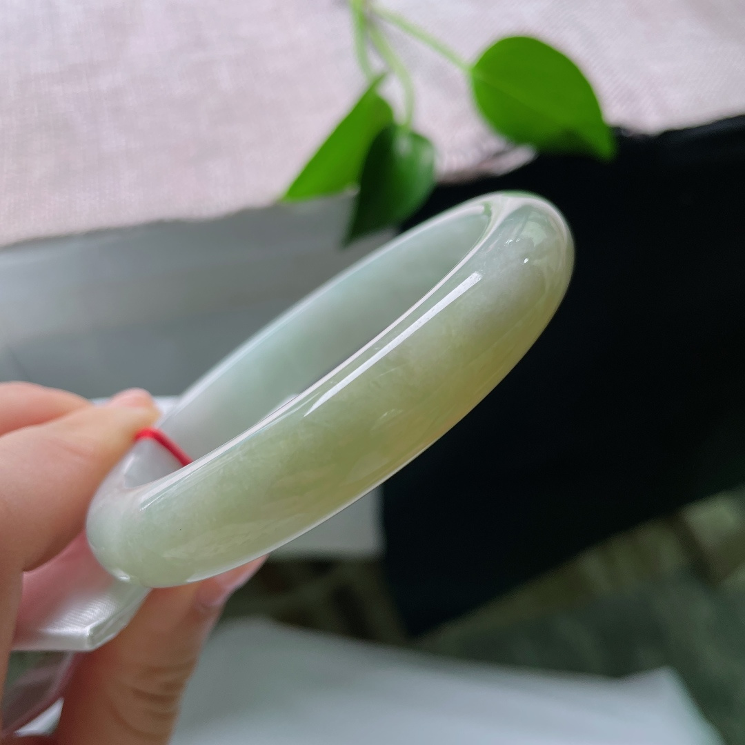61.6/12.7/8.7，黄翡正圈，晶体线，油润玉质沉稳内敛，黄绿相融层次柔和，端庄镯型，自带复古国风气质。ss59677a