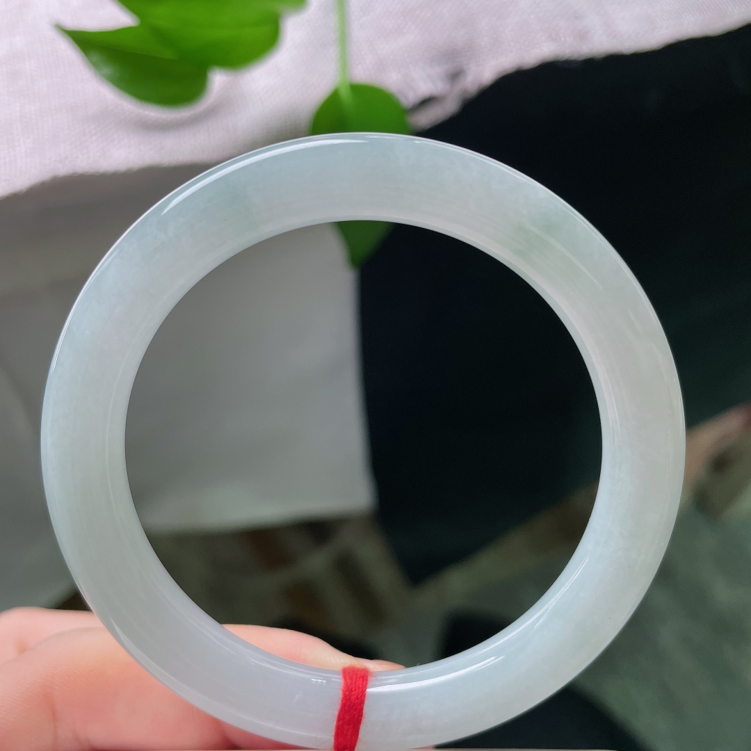 55.2/8.9，蓝底圆条，一点皮纹，清透冰晴底色温润澄澈，玉质莹润细腻，如水映晴空，腕间流淌清雅恬