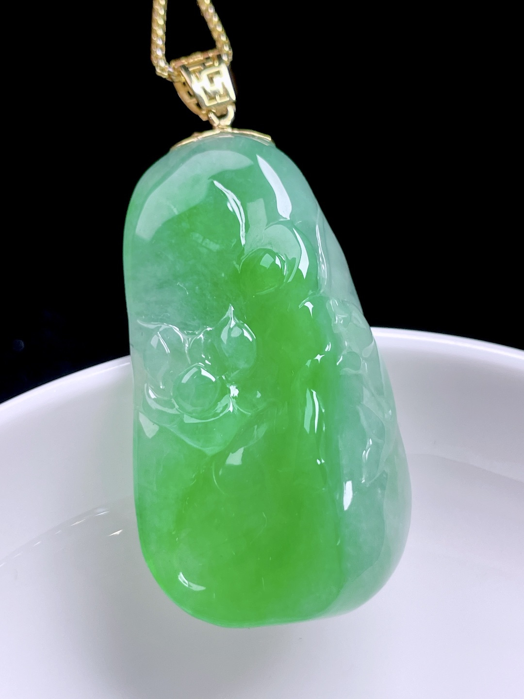 ️ 荷叶鱼 色泽鲜艳，种老水润，18k金镶嵌 整体：49.3 裸石：40.8/22.7/9.2