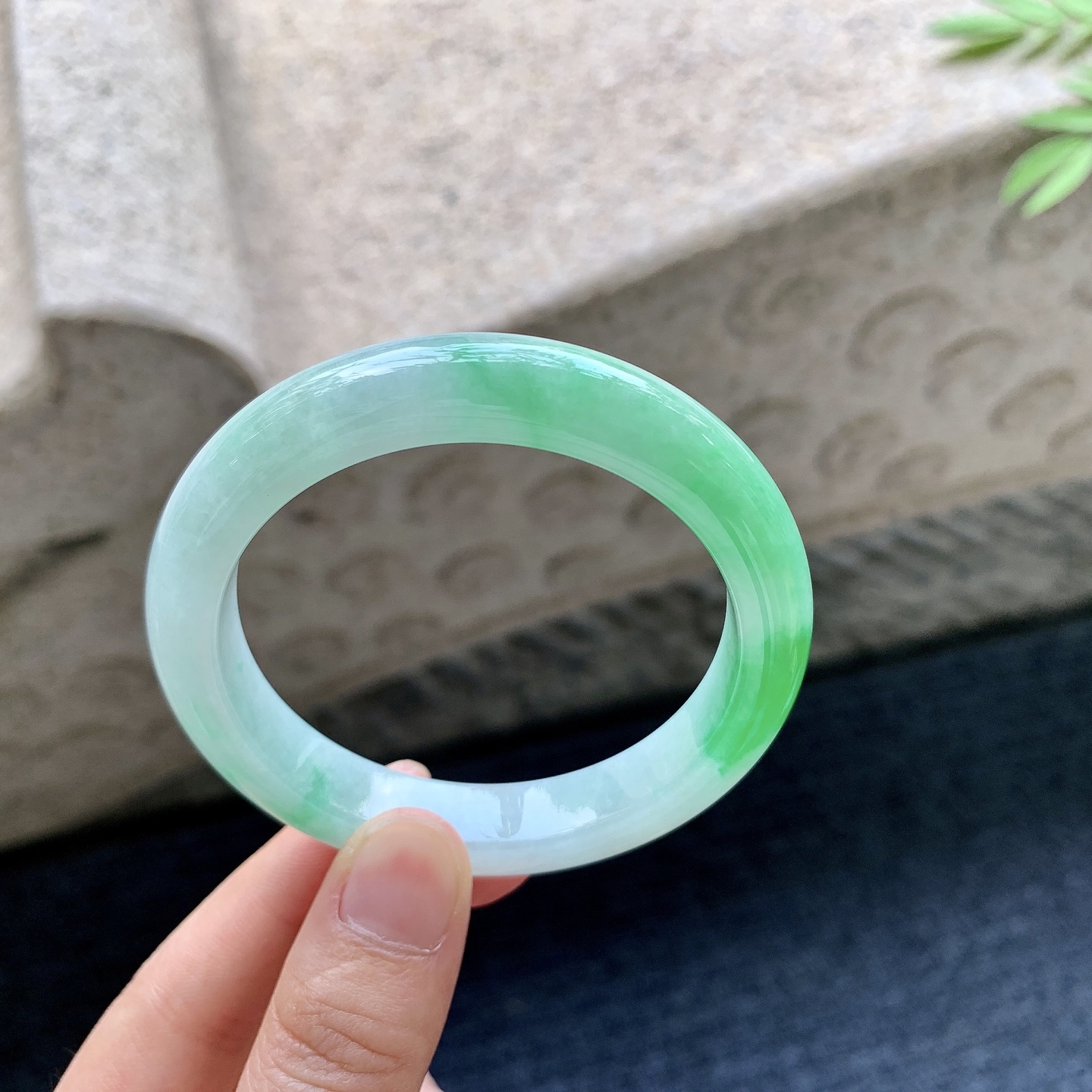 正圈52 53 圈口53.6/10.5/8.2 编码G9092336 细糯飘阳绿，水润，种老，细腻，打灯有棉线