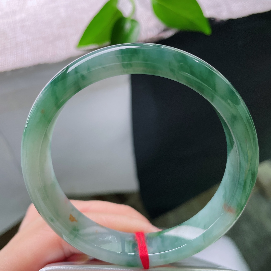 60.7/12.8/8.2，冰种正圈，无裂，洒金，冰润清透玉底，浓郁蓝绿飘花如云烟漫卷镯身，写意洒脱，自带山水诗意气韵。ss59418a