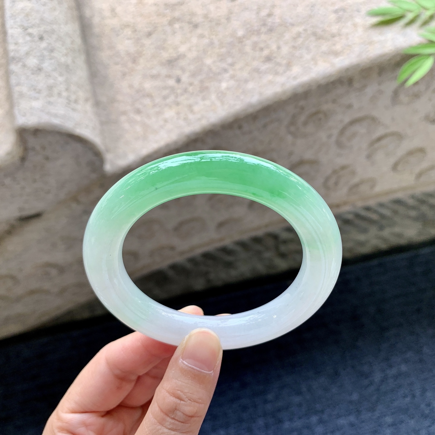 圆条54 55 圈口55/11.2/11 编码GF092326 冰糯阳绿，水润，种老，细腻，打灯有棉线