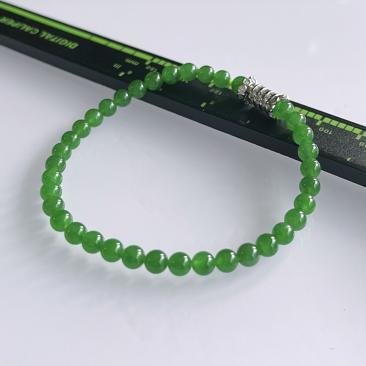 收藏级别，缅甸天然翡翠A货，卡4.5冰种起胶满绿帝王绿圆珠手串手链，尺寸：4.5mm/37颗，重量：7.39g，长度178mm，自然光拍摄