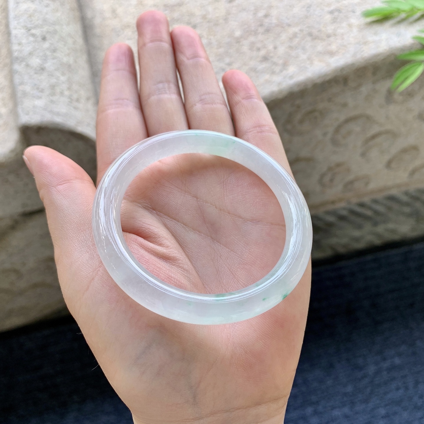 圆条51 52 圈口52.3/7.7/8.1 编码GF092389 冰糯飘绿，水润，种老，细腻，打灯有纹线