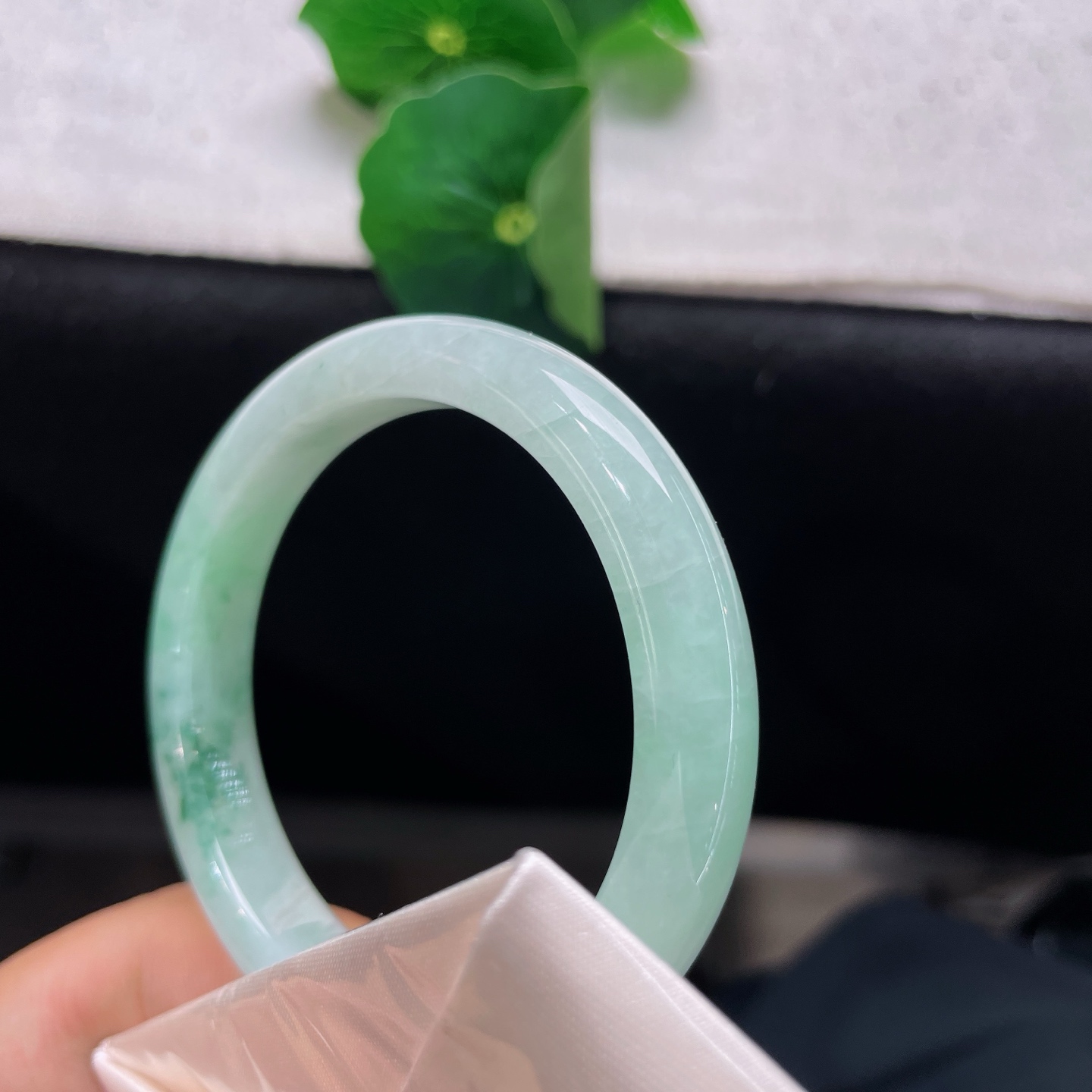 天然翡翠手镯 圈口50.8/9.3/7.2，果绿飘花正圈，50/51可戴。一腕清风，满圈灵动飘绿。微纹上手无视