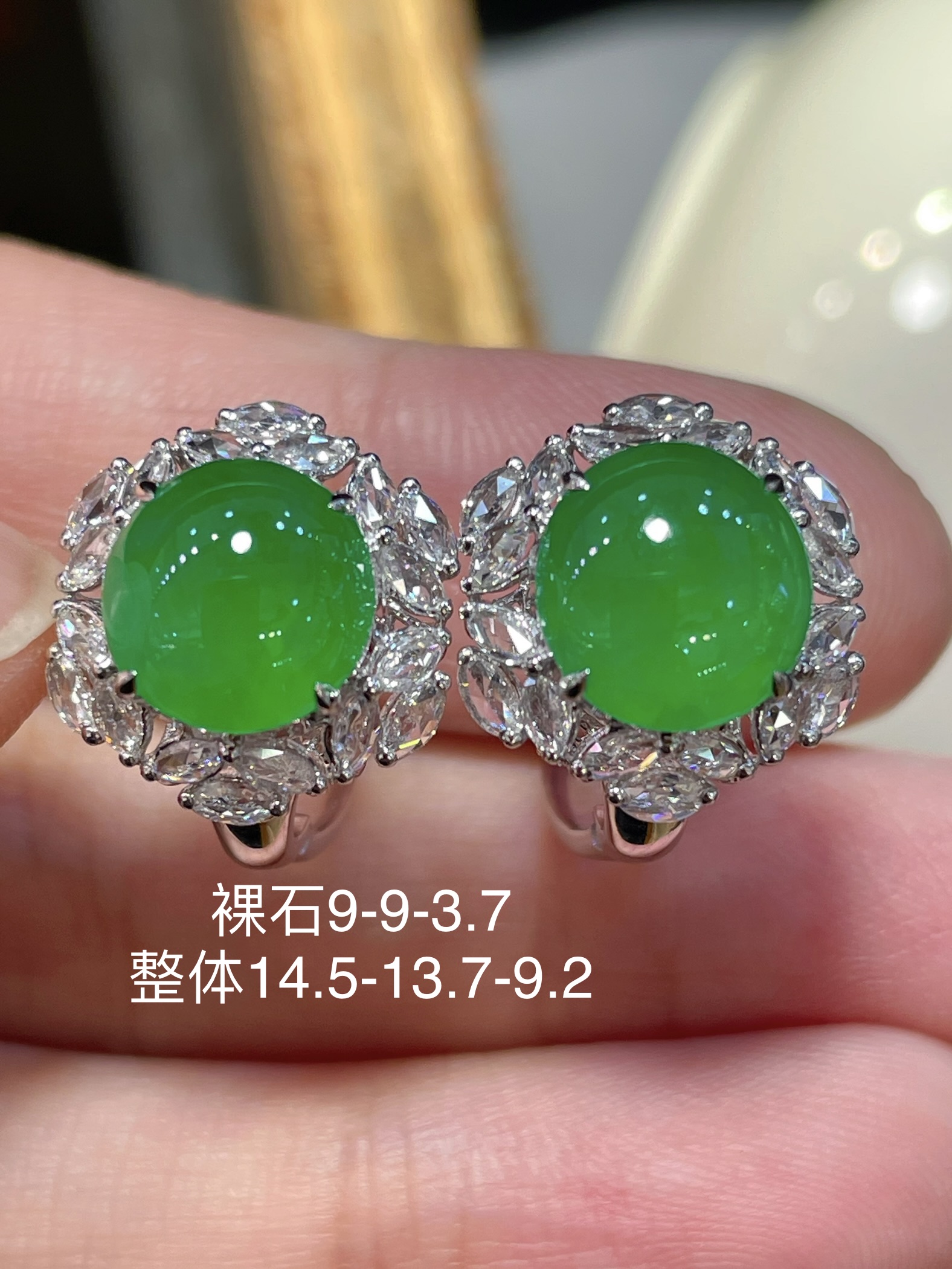 性比高 精品翡翠蛋面耳钉 冰种阳绿色，无裂起光，耳伴间的青翠绿滴 18k真金镶嵌，细腻水润，9-9-