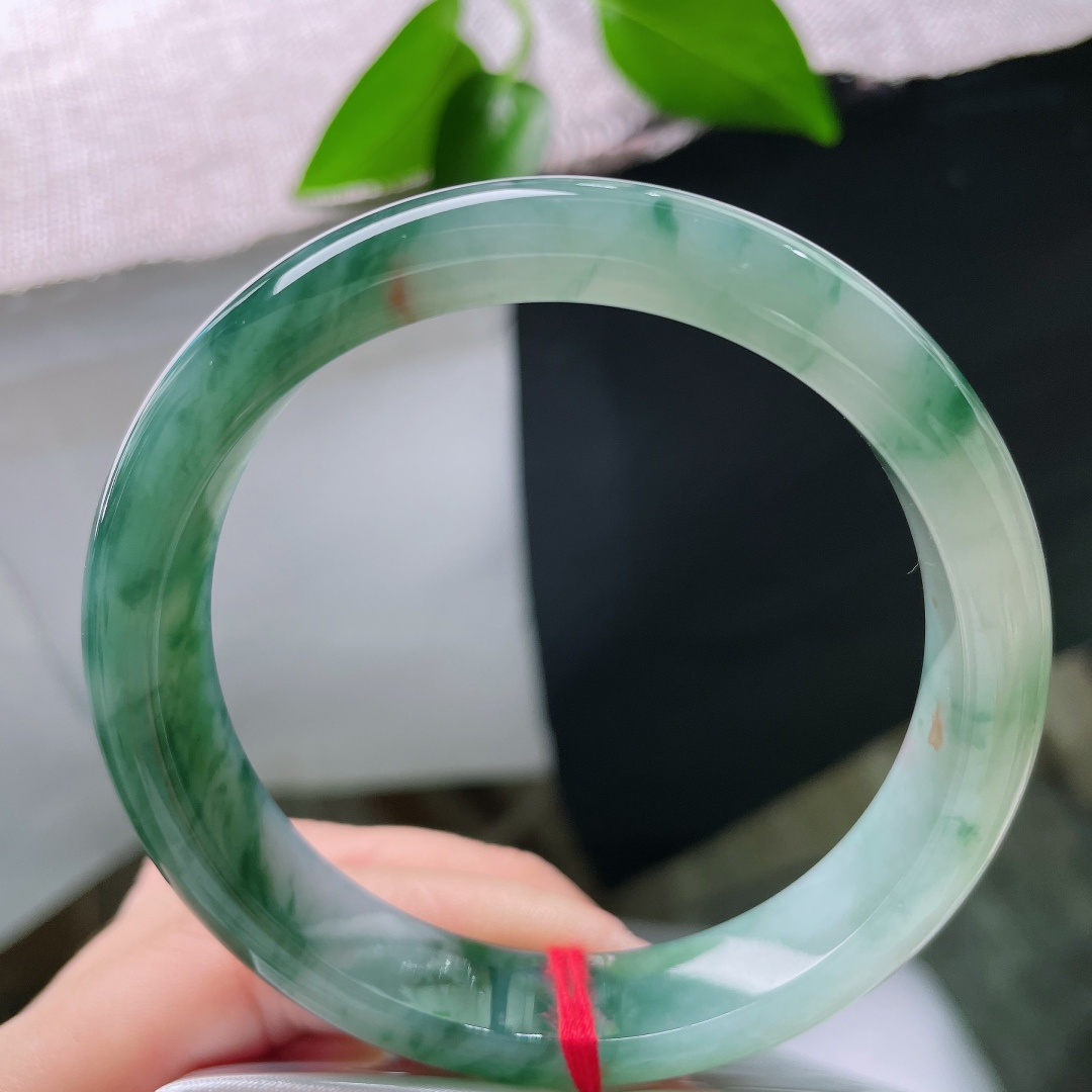 60.7/12.8/8.2，冰种正圈，无裂，洒金，冰润清透玉底，浓郁蓝绿飘花如云烟漫卷镯身，写意洒脱
