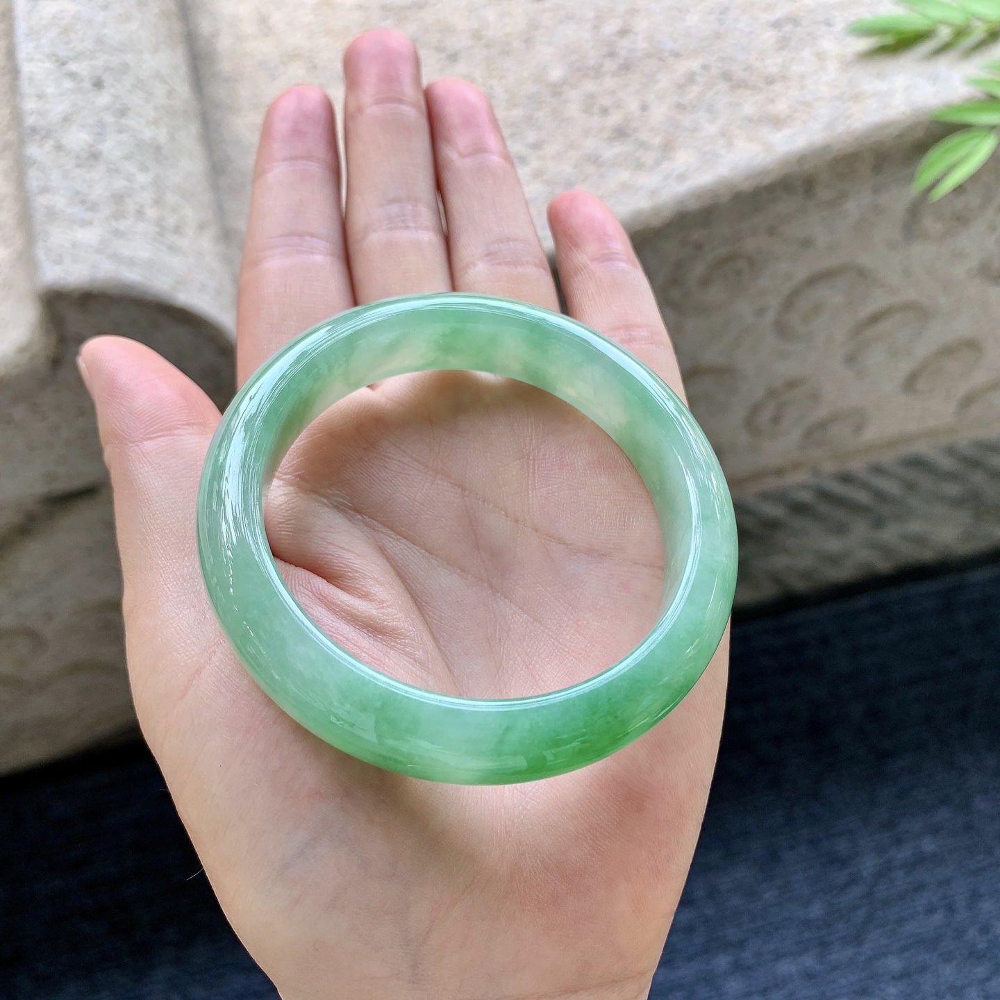 正圈53 54 圈口54.6/12.5/8 编码WW092387 糯冰飘辣绿，水润，种老，细腻，打灯有纹线