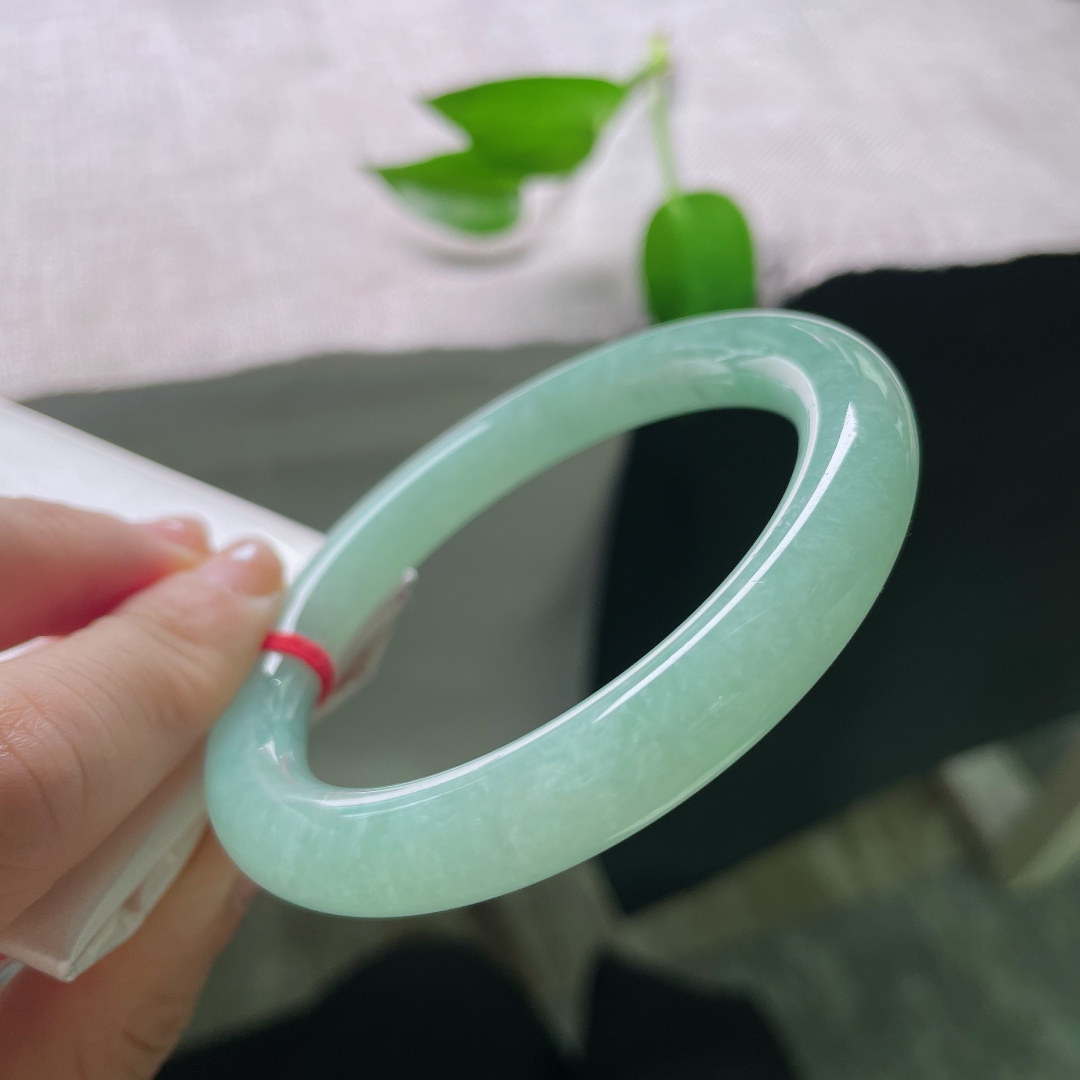 56.5/9.5，果绿圆条，无裂，水润细腻，清新的果绿浅浅晕染镯身，不深沉不艳俗，自带清甜干净的气质。ss59641a