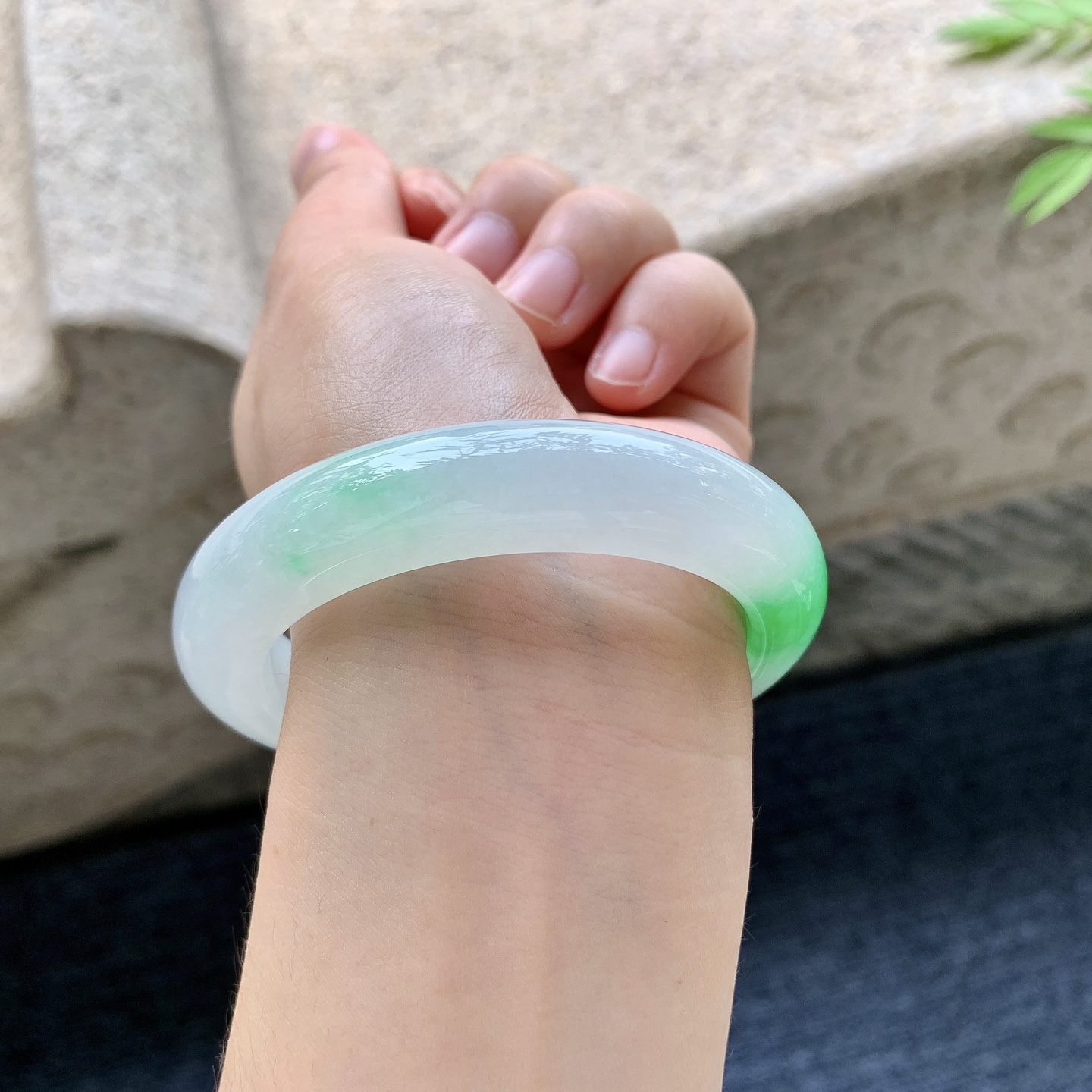 正圈54 55 圈口55.7/12.3/9.7 编码H3092354 冰糯飘辣阳绿，水润，种老，细腻，无裂