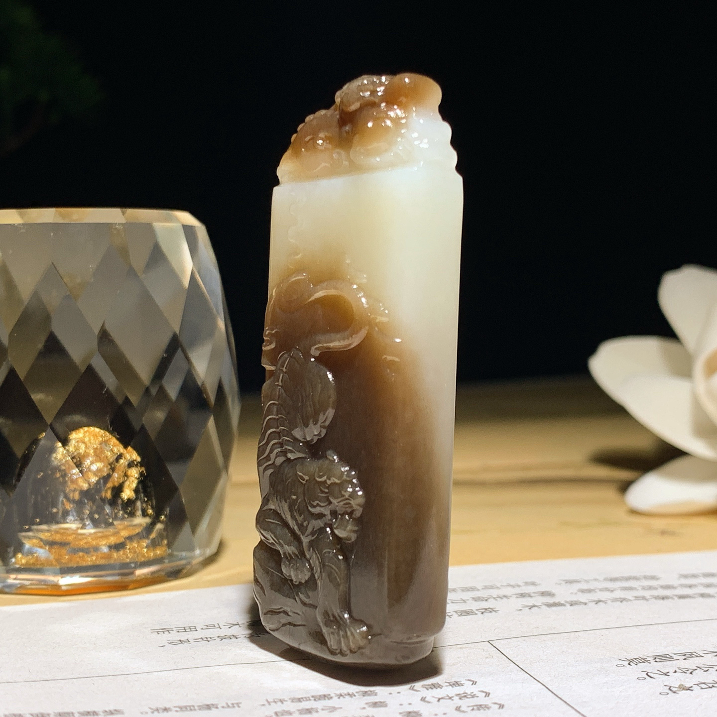 新疆和田玉白玉且末糖虎虎生威老虎挂件 尺寸59/24/10重31克。玉质细腻油润。手推出油。佩戴高端典雅。lt260921