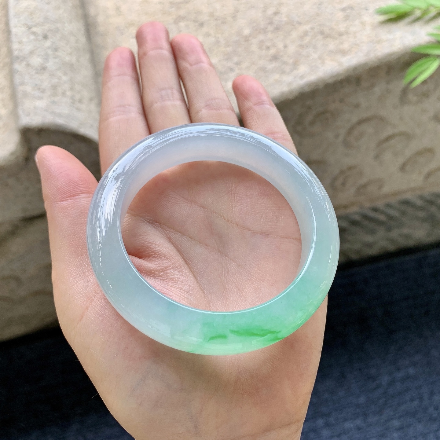 正圈53 54 圈口54.6/12.7/9.7 编码H3092356 冰糯飘阳绿，水润，种老，细腻，