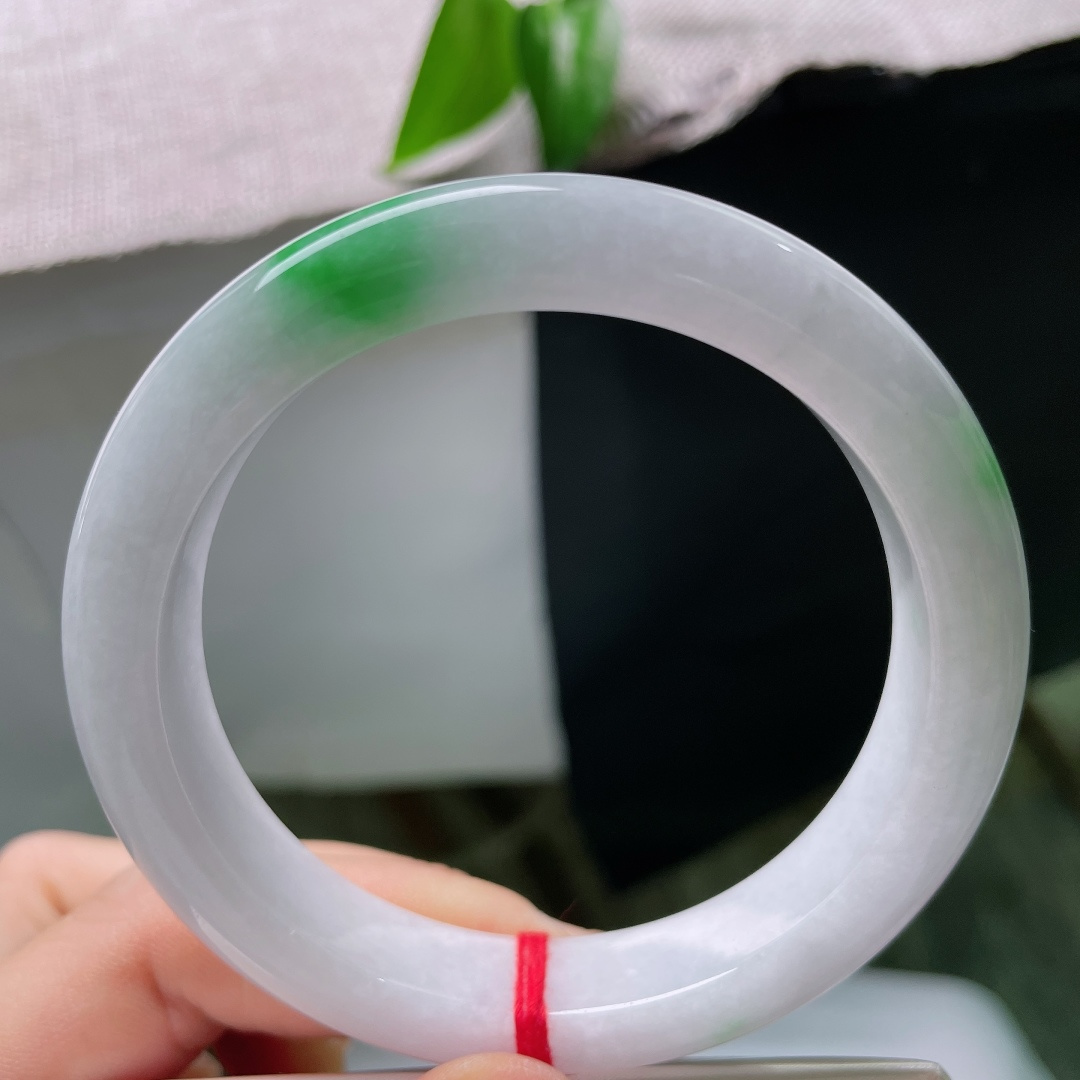 57.8/12/9，春彩正圈，一点皮纹，纯净白底色素雅恬淡，点点辣绿分段洒落镯壁，素底衬艳翠，简约款