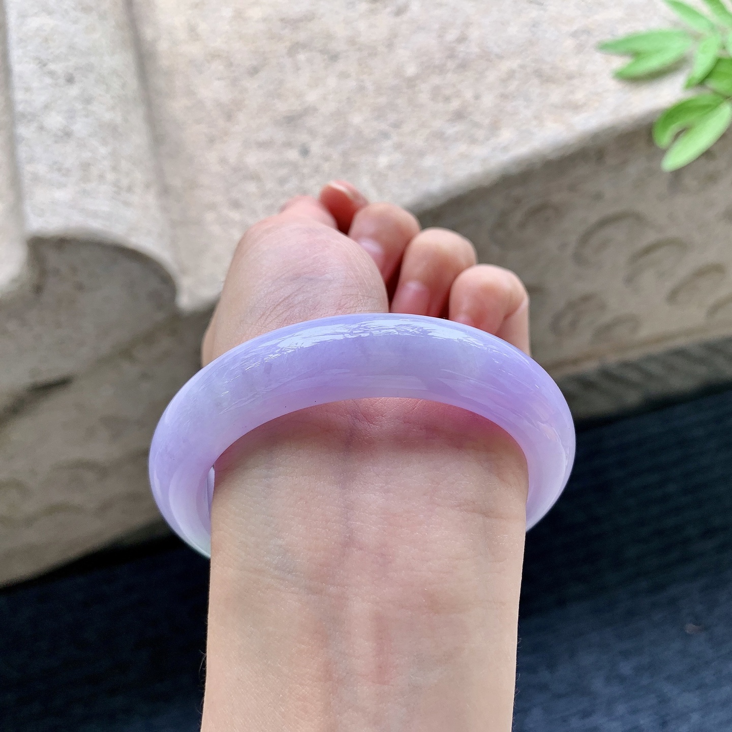 正圈55 56 圈口56.2/12.7/9.4 编码WW092240 艳紫飘绿，水润，种老，细腻，打灯有絮线
