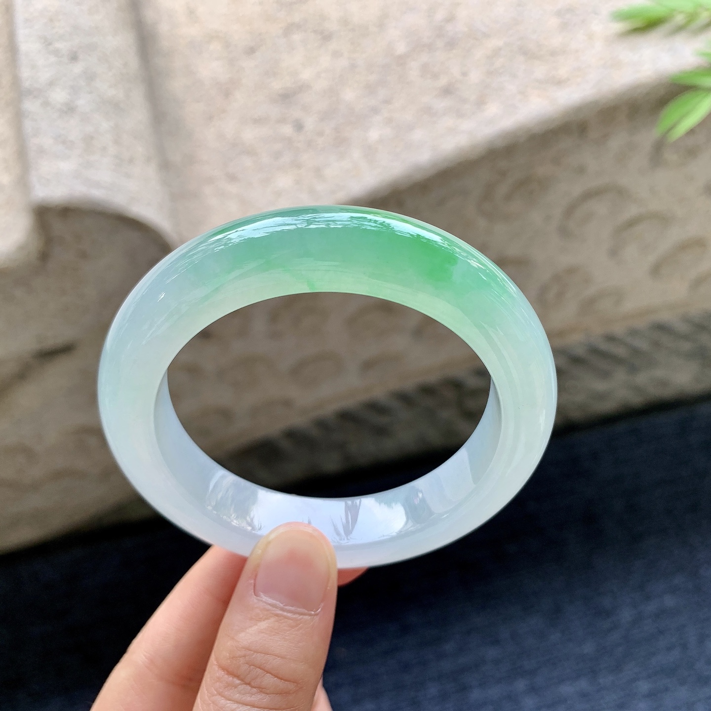 正圈53 54 圈口54.6/12.7/9.7 编码H3092356 冰糯飘阳绿，水润，种老，细腻，打灯有絮线