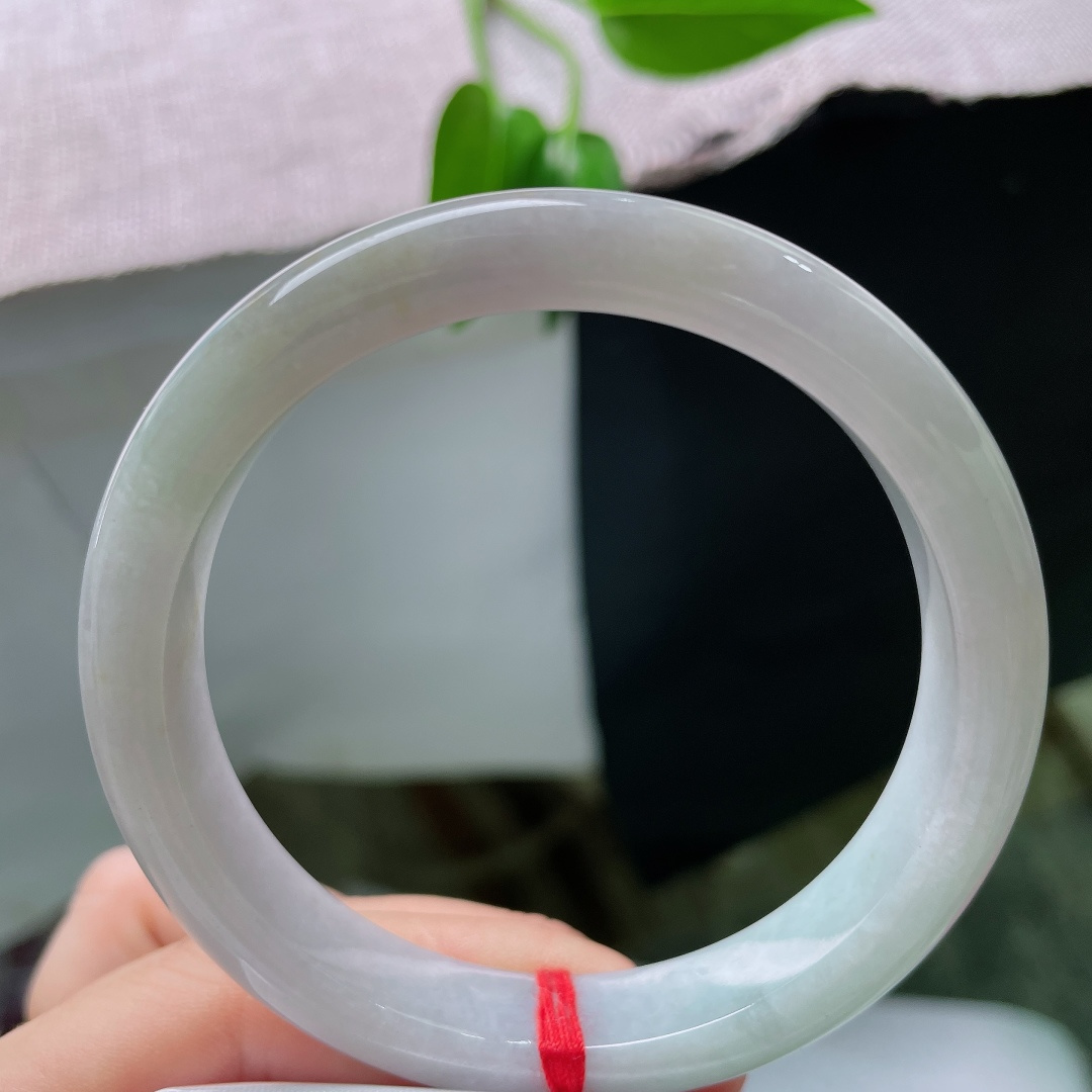 57.9/11/8.0，蓝底正圈，棉线，浅白冰底温润柔和，缕缕淡绿若隐若现流淌镯间，素净清雅，尽显温婉从容气质。ss59663a