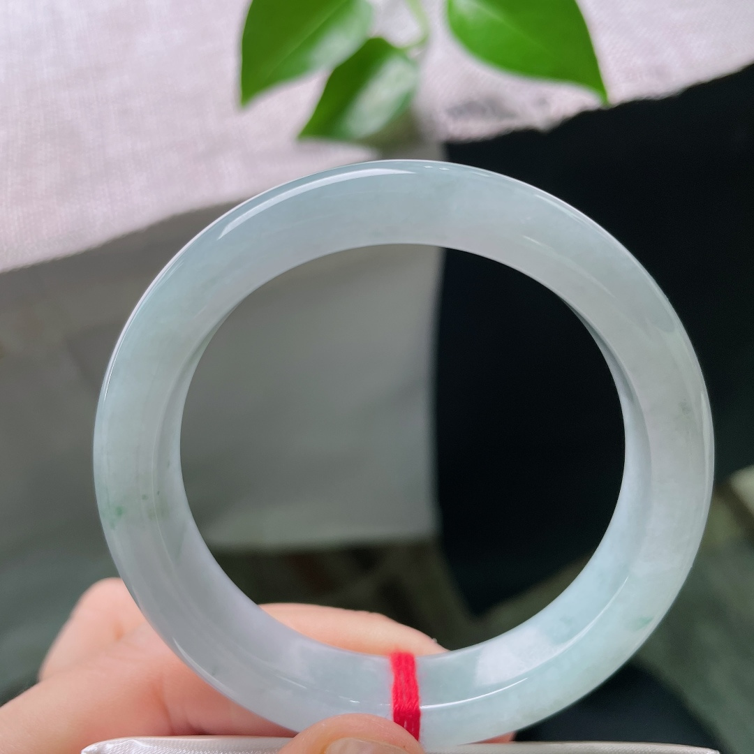 53.4/12/8，飘花正圈，无裂，清冰为底，蓝花轻扬，花色含蓄飘逸，素镯简约大气，宛如一幅淡墨山水凝于腕间。ss58793a