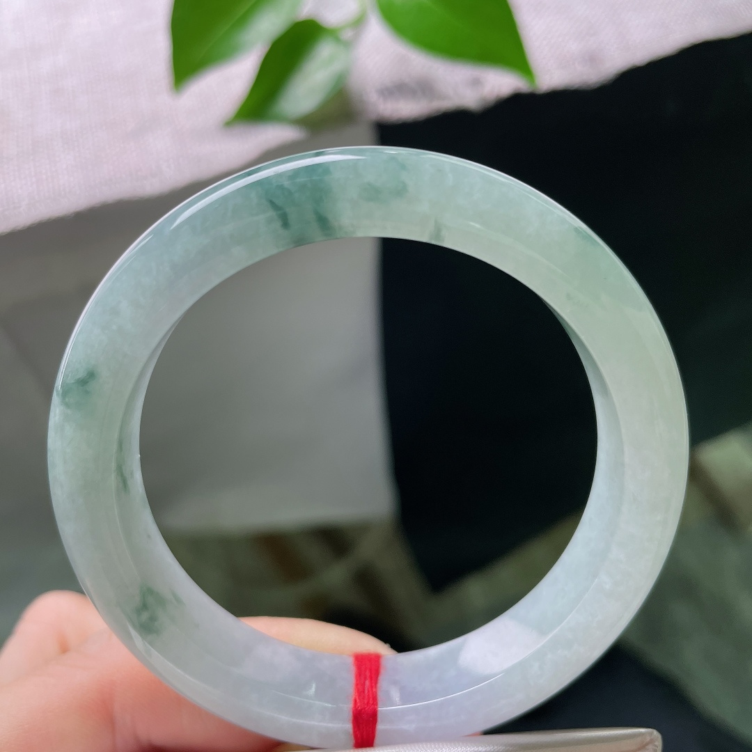 55/11.8/8.7，飘花正圈，一点皮纹，细腻柔和，清润的玉底如同上好宣纸，任由天然花色缓缓晕染开