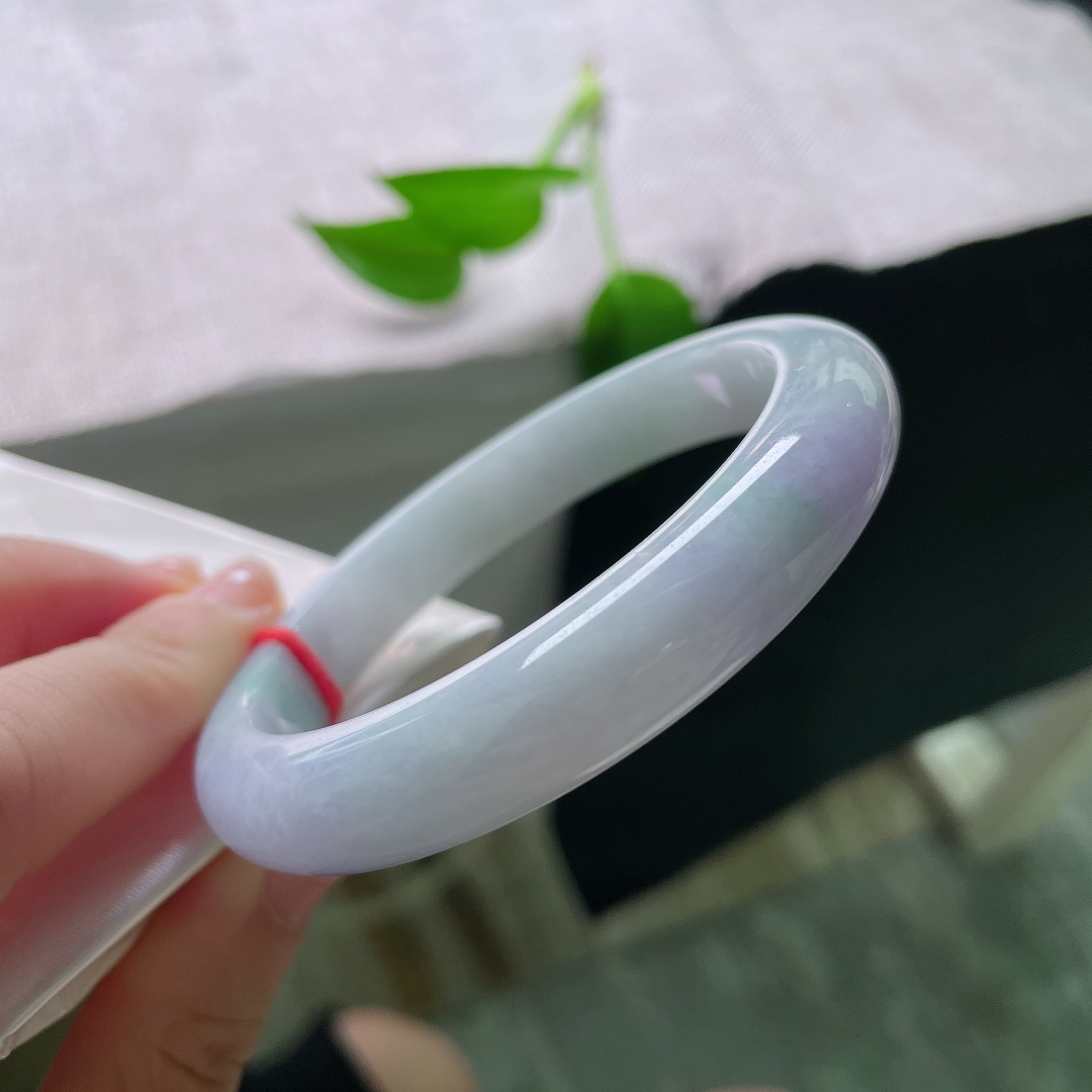 58/11.1/8.5，正圈，无裂，玉质糯润顺滑，浅紫氤氲于圆条镯壁，色调柔和内敛，腕间流转沉静温润的诗意。ss59635a