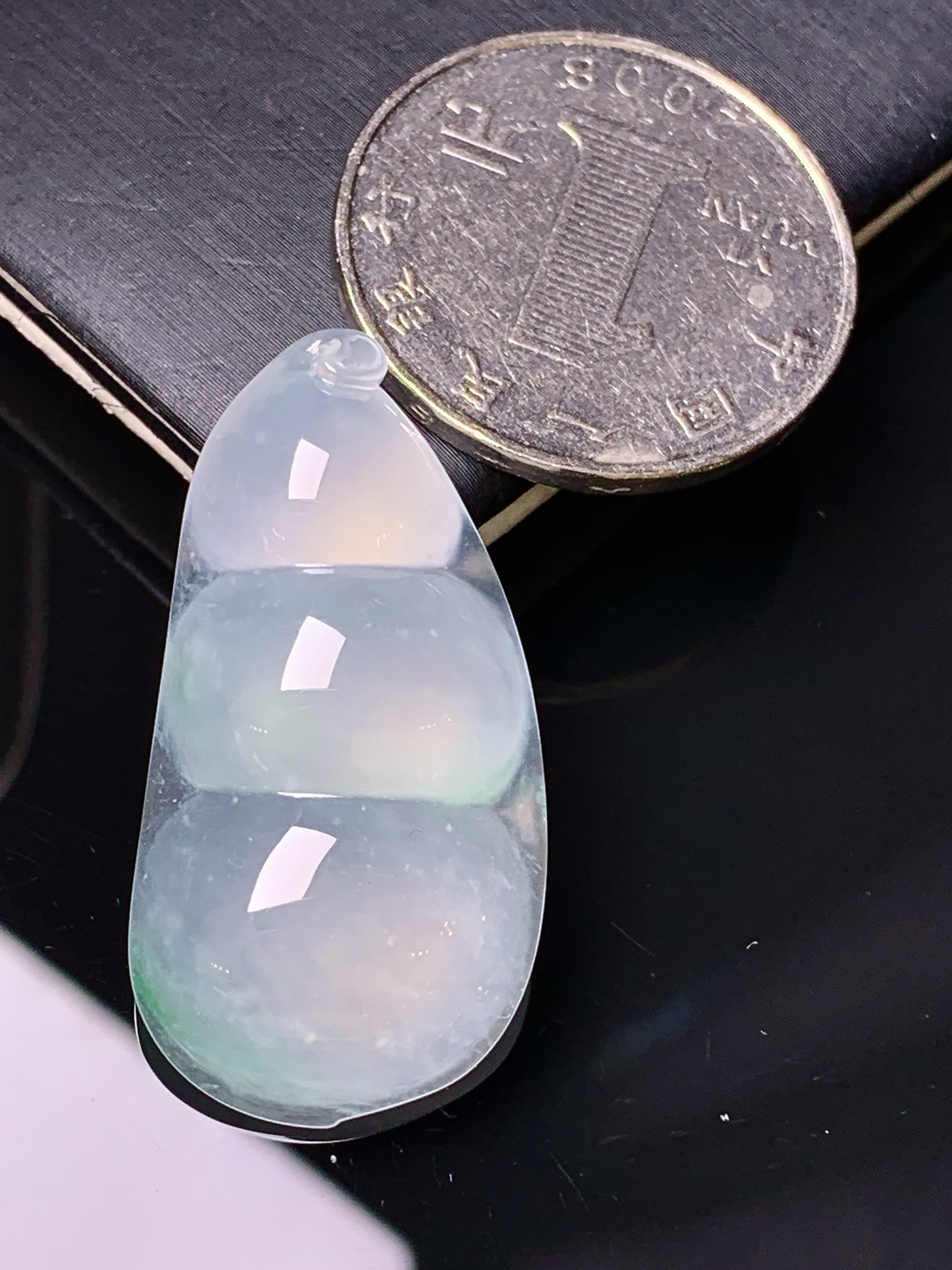 冰种四季豆吊坠 玉质细腻 色泽艳丽清新 水润亮眼 整体尺寸34.8*18*7.3 d3