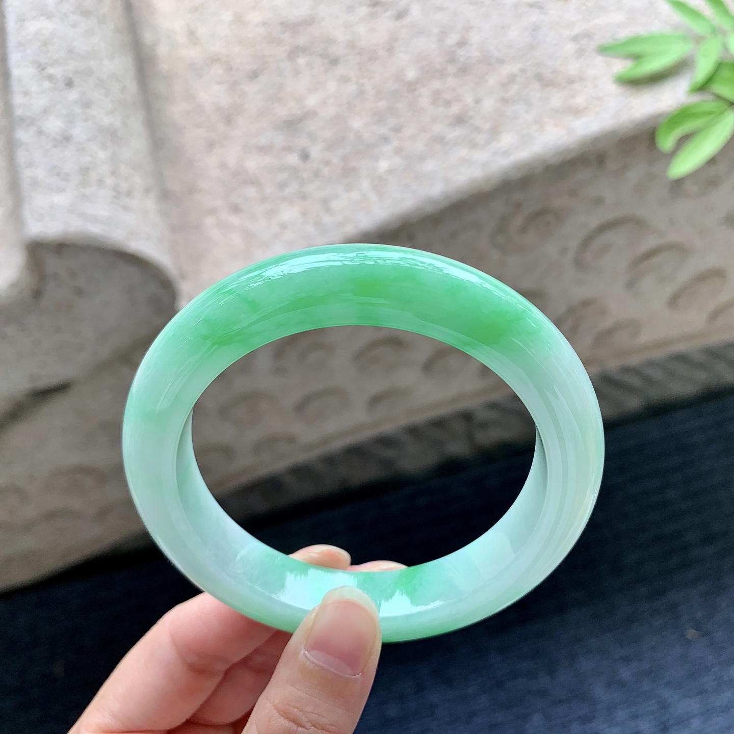 正圈59 60 圈口60/12.7/10 编码GJ092226 糯冰飘阳绿，水润，种老，细腻，无裂