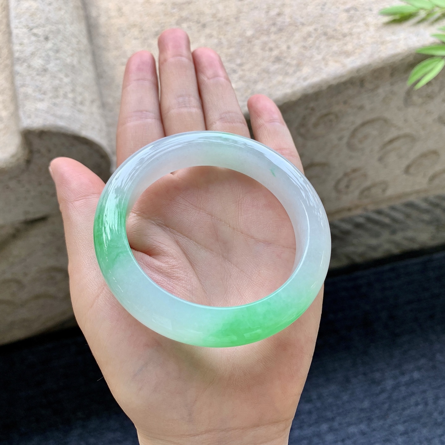 正圈54 55 圈口55.7/12.3/9.7 编码H3092354 冰糯飘辣阳绿，水润，种老，细腻，无裂