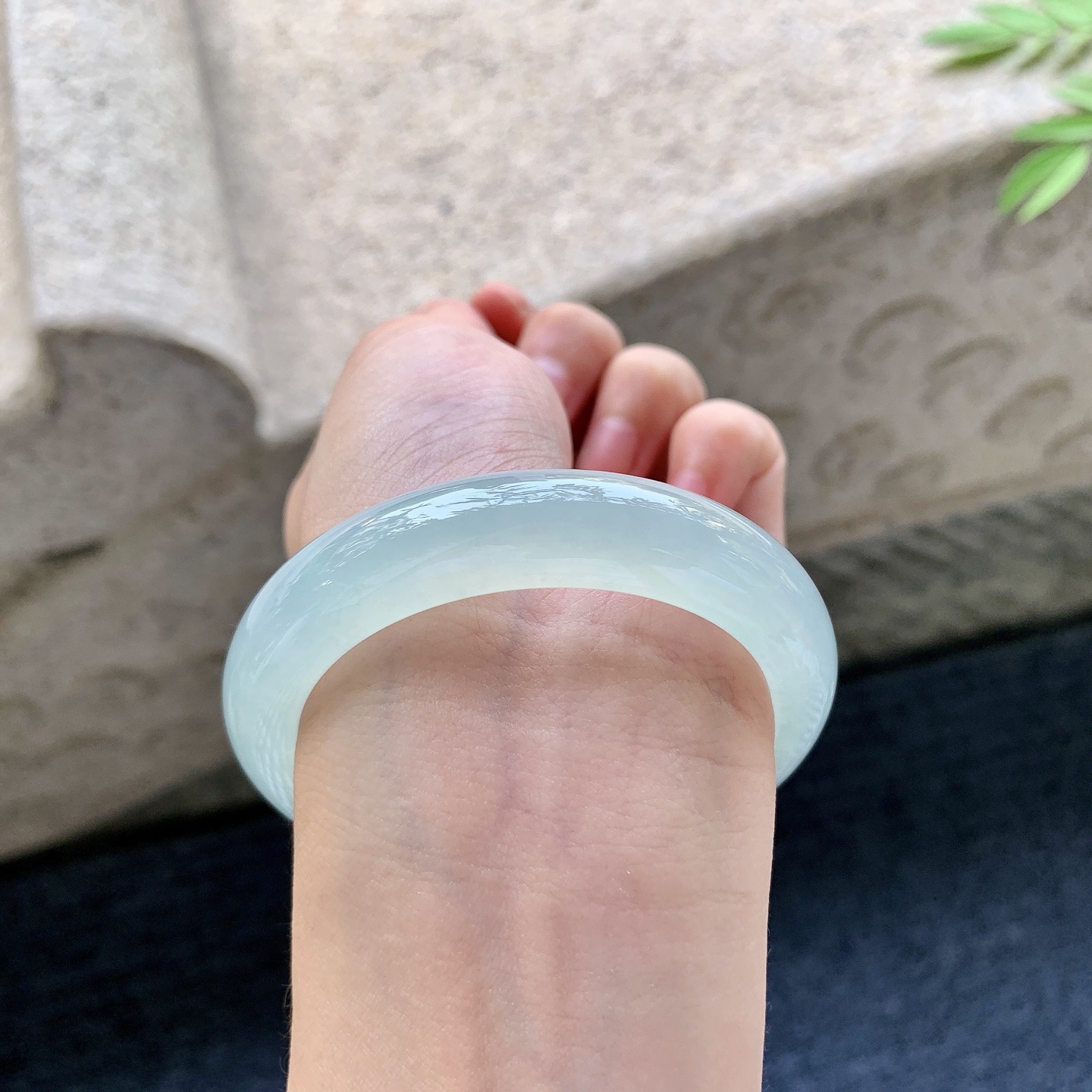 正圈52 53 圈口53/12.2/8.5 编码T3092349 冰糯晴绿，水润，种老，细腻，无裂