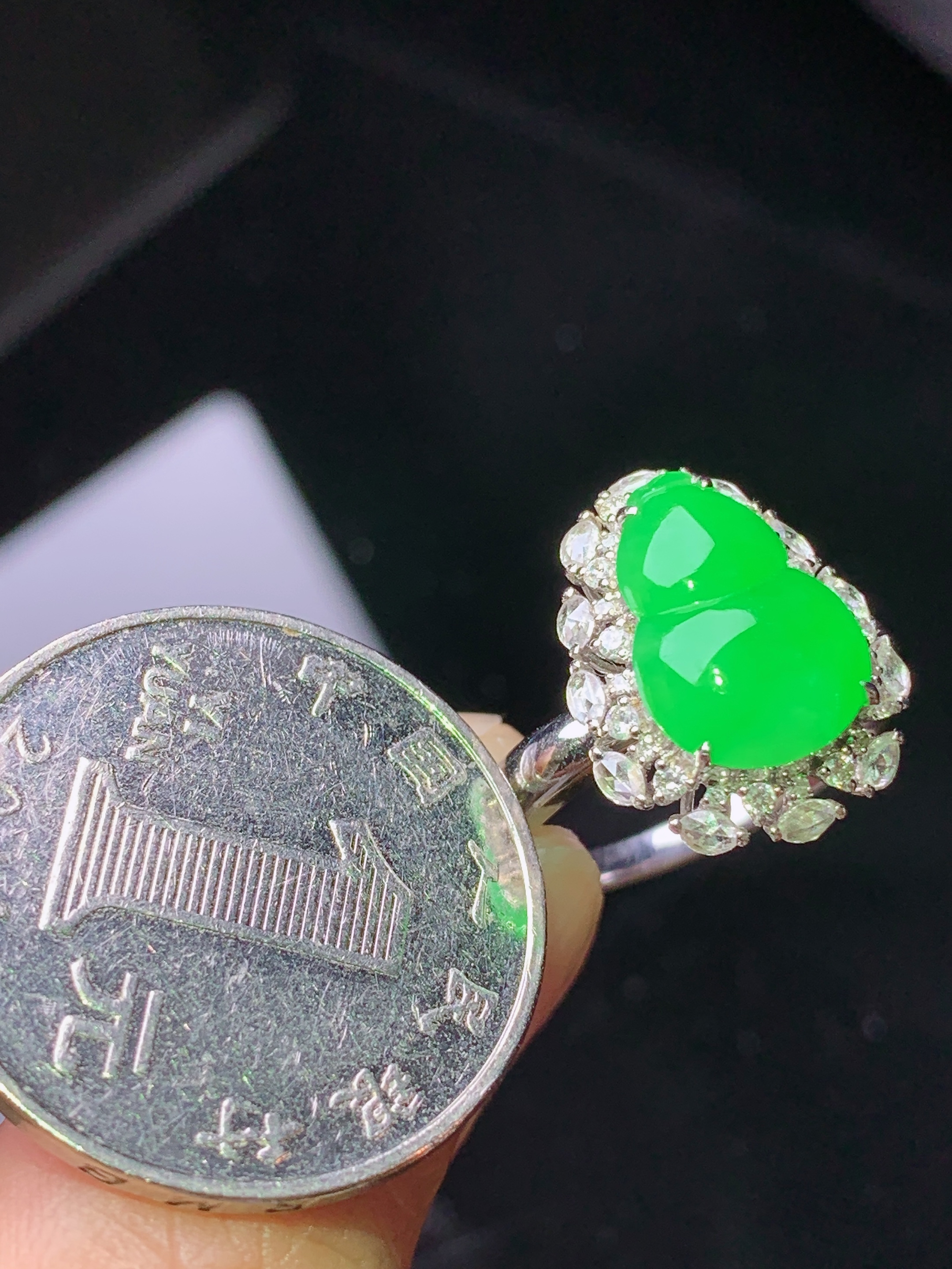 18k金钻镶嵌阳绿葫芦戒指 玉质细腻 色泽艳丽清新 水润亮眼 圈口14.5 整体尺寸17*13.3*9 j3