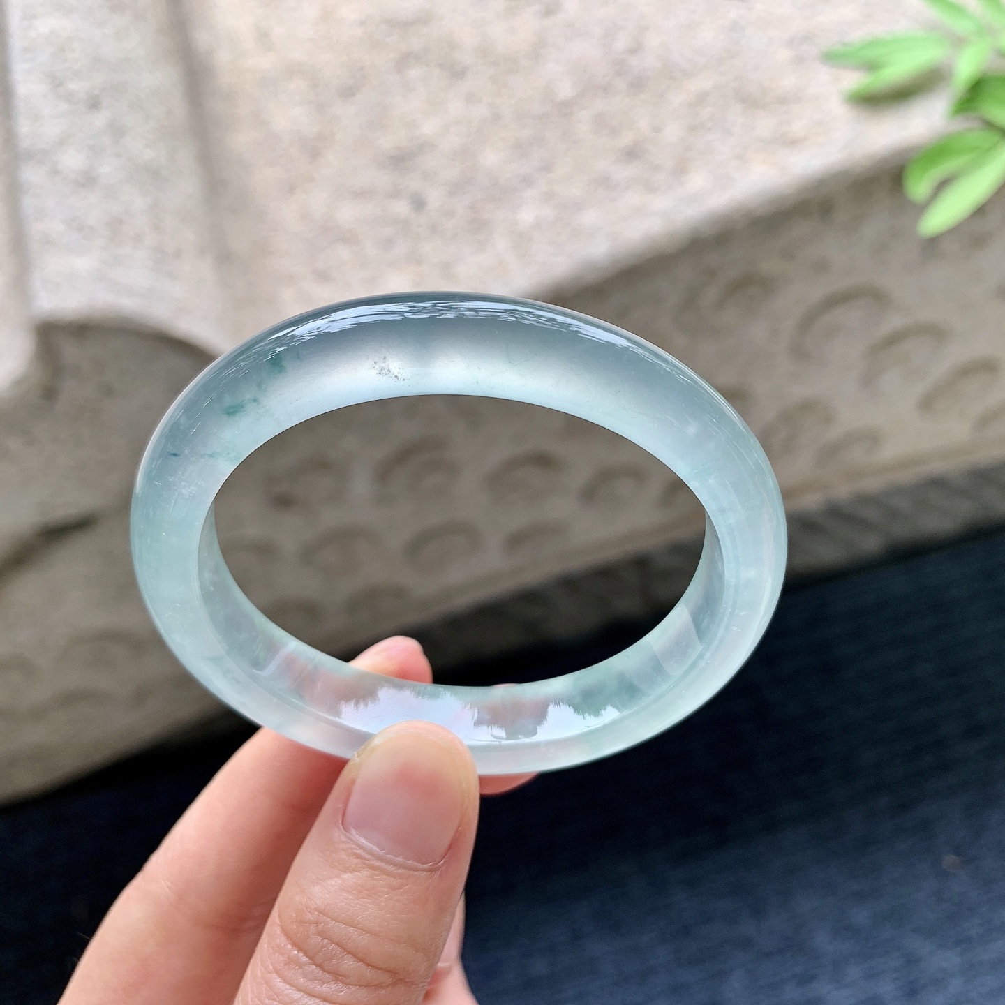 贵妃53 54 圈口54/45/10.5/7.8 编码N2092217 冰种飘花，起荧光，清透，水润，种老，细腻，打灯有微絮