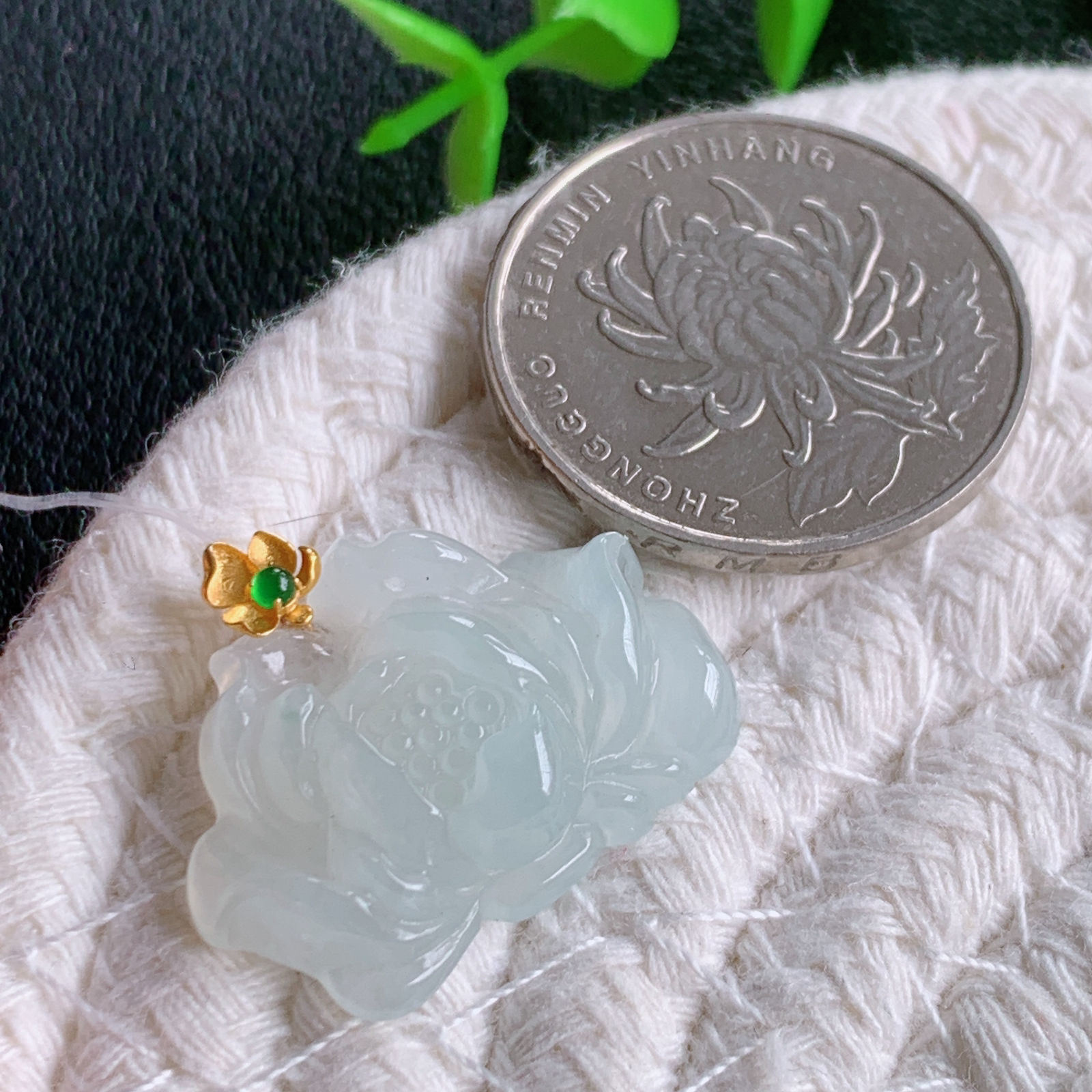 18k金扣老坑冰润莲花挂件，种水上乘，肉质水润细腻，晶体结构致密，莹润通透，颜色清爽干净，色泽纯正  W49.20 整体尺寸：21-25-5.8mm  裸石尺寸：18-25-5.8mm