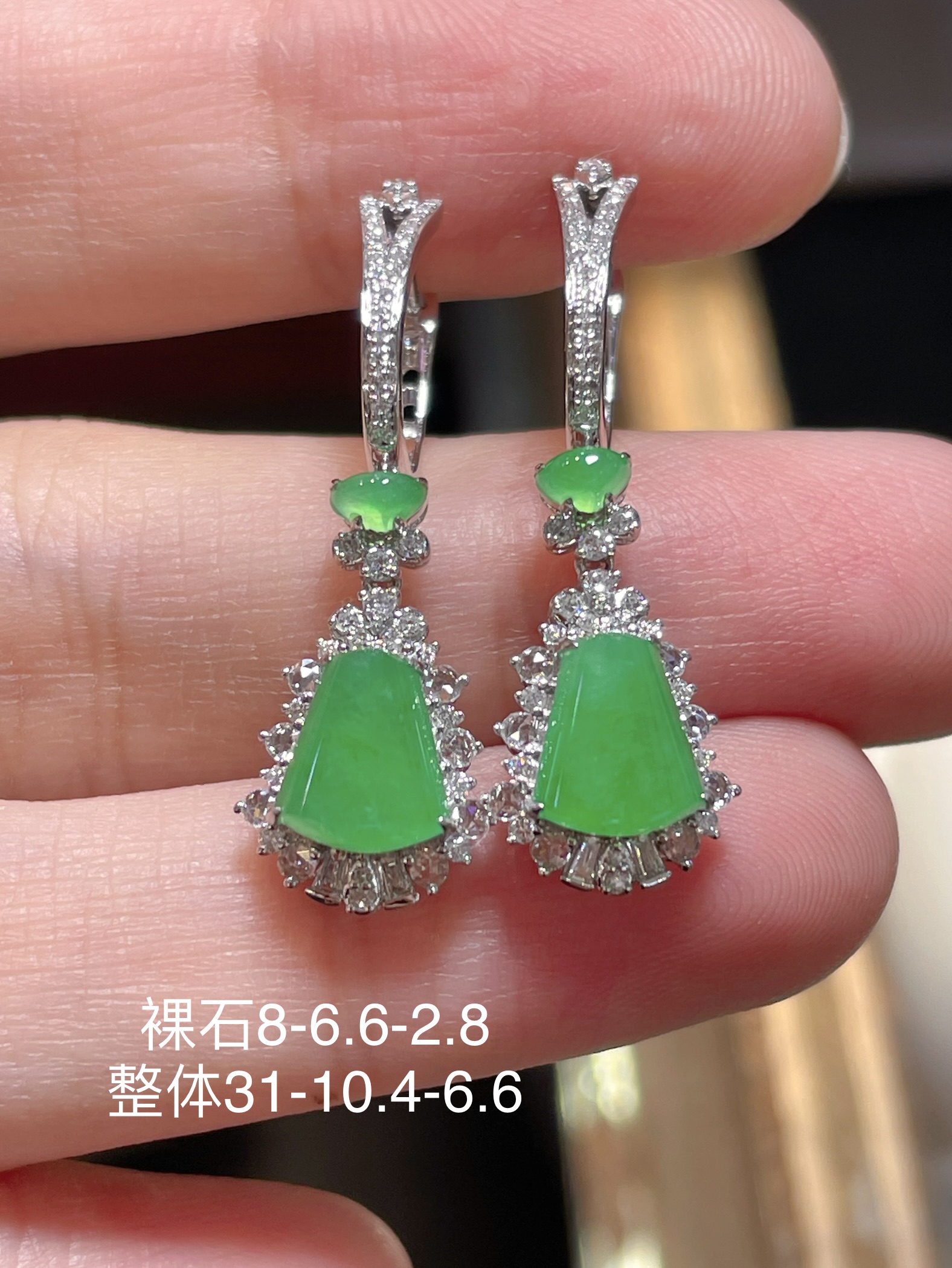 ️翡翠阳绿无事牌耳环 冰种阳绿色，满绿，料子水润通透 18k镶，佩戴效果佳，8-6.6-2.8