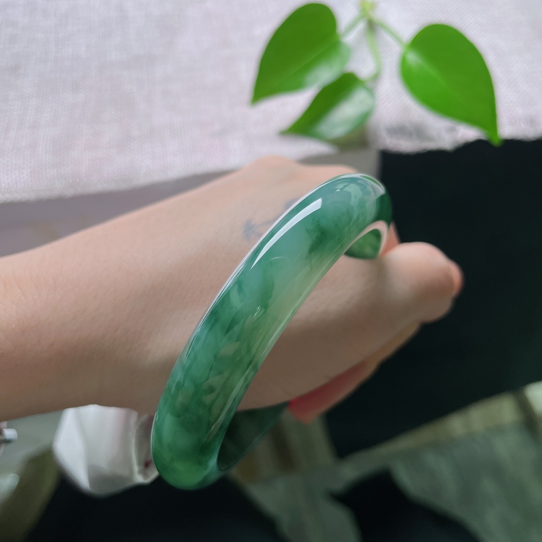 58.3/12.3/8.5，飘花正圈，无裂，玉质细腻，清润如水，花色自然成片晕染，像把一幅江南水墨山水凝于腕间ss59405a