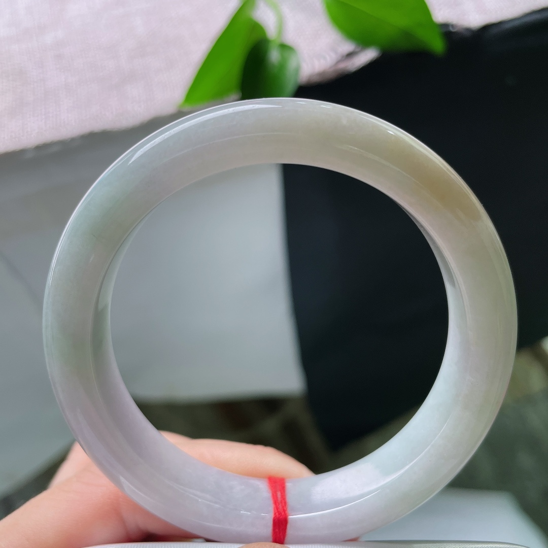 57.8/12.5/9.0，黄翡正圈，晶体，清浅冰底托一抹暖黄翡，色彩过渡柔和，镯型端正，寓意鸿运当头。ss59659a
