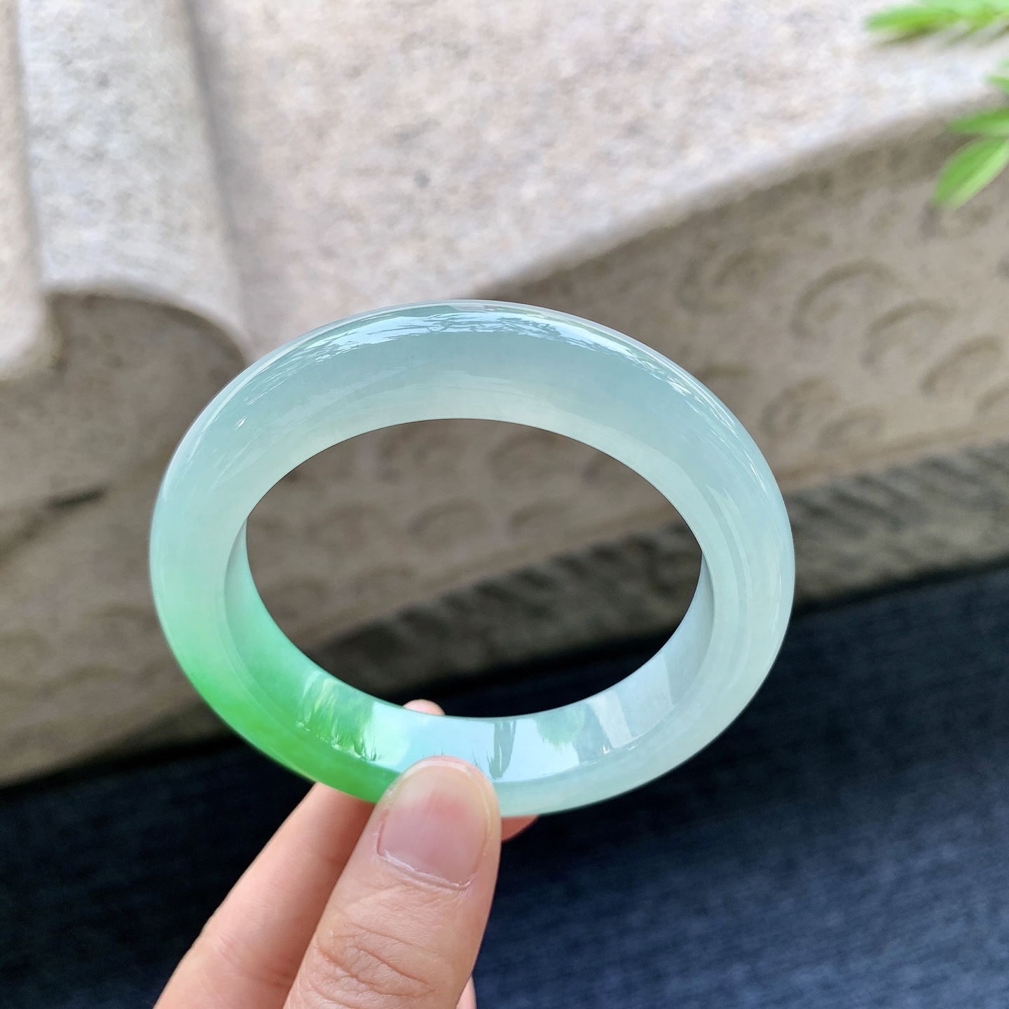 正圈53 54 圈口54.5/12.5/9.5 编码H3092352 冰糯飘辣绿，清透，水润，种老，细腻，打灯有棉线