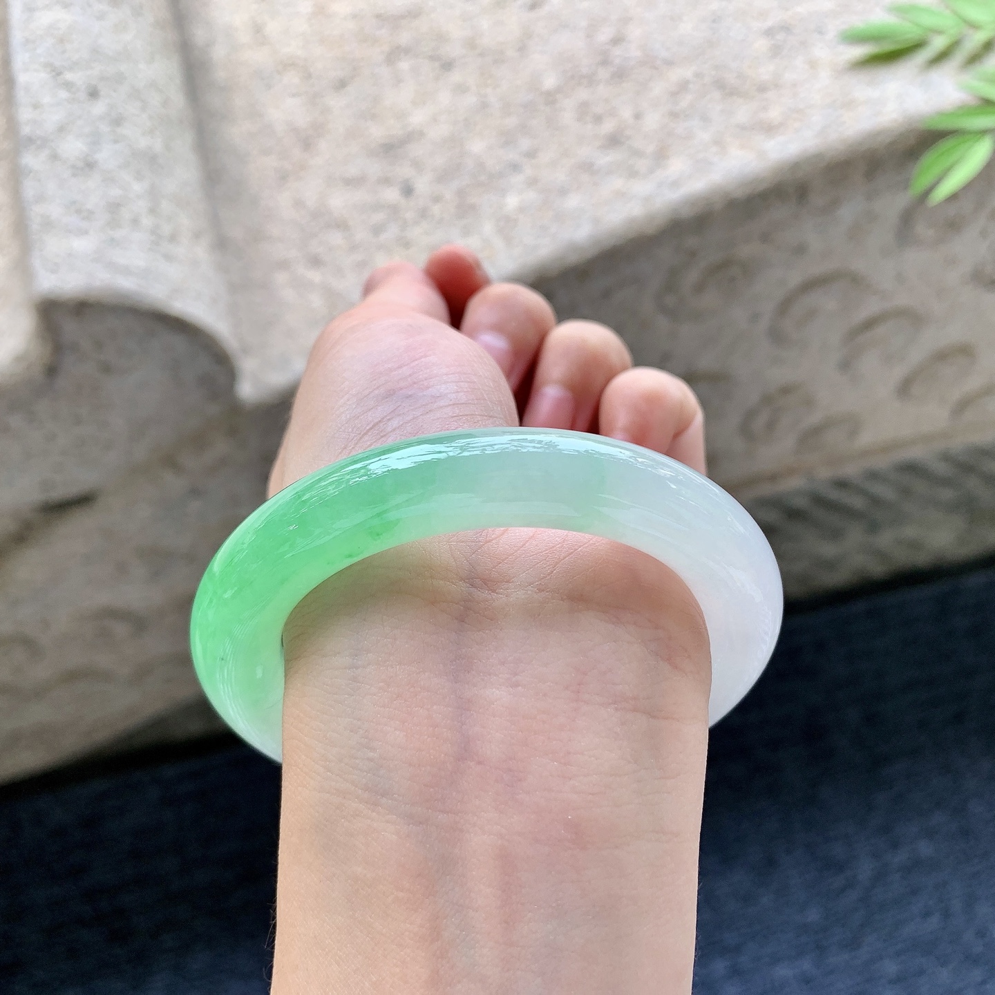 圆条54 55 圈口55/11.2/11 编码GF092326 冰糯阳绿，水润，种老，细腻，打灯有棉线