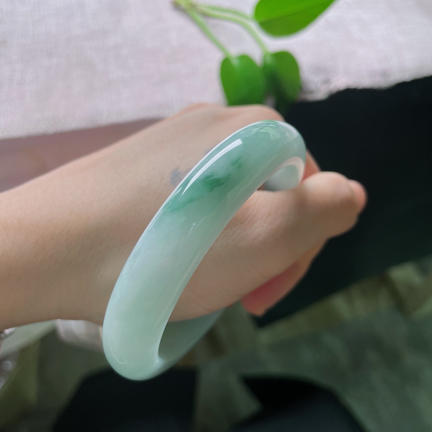 58.2/12.6/8.4，飘花正圈，冰润清透玉底澄澈干净，一抹墨绿悠然飘落镯身，水墨写意，腕间漫出清冷诗意。ss59346a