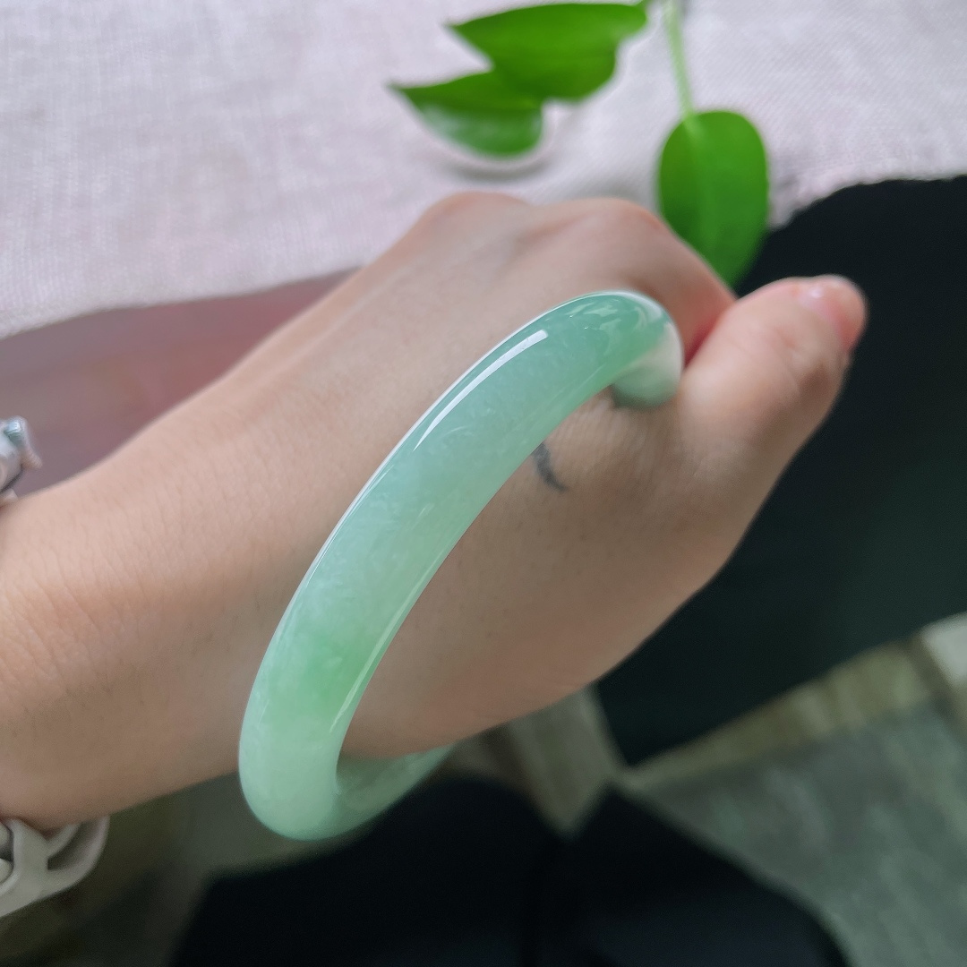 57/9.7，果绿圆条，棉线，细腻温润，水润柔和，玉质与果绿相互映衬，刚柔相济，悠悠韵味绵长不绝。ss59642a